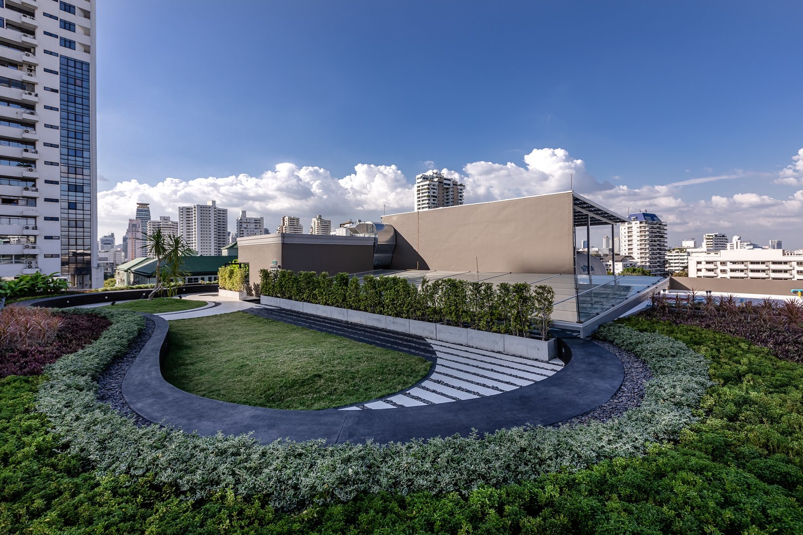 Runesu Thonglor 5 image