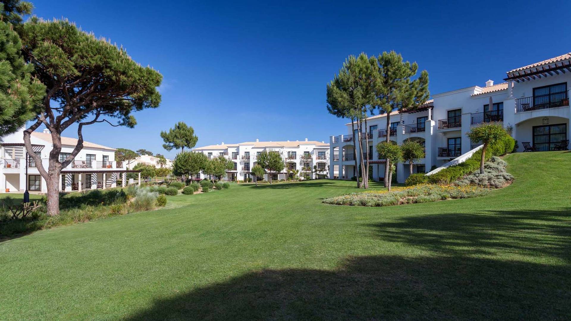 Pine Cliffs Residence image