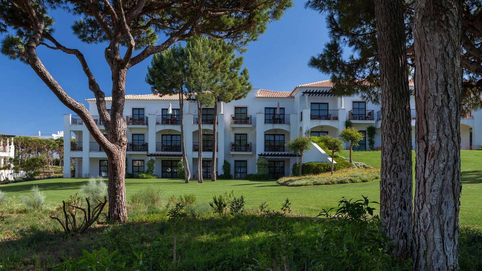 Pine Cliffs Residence image