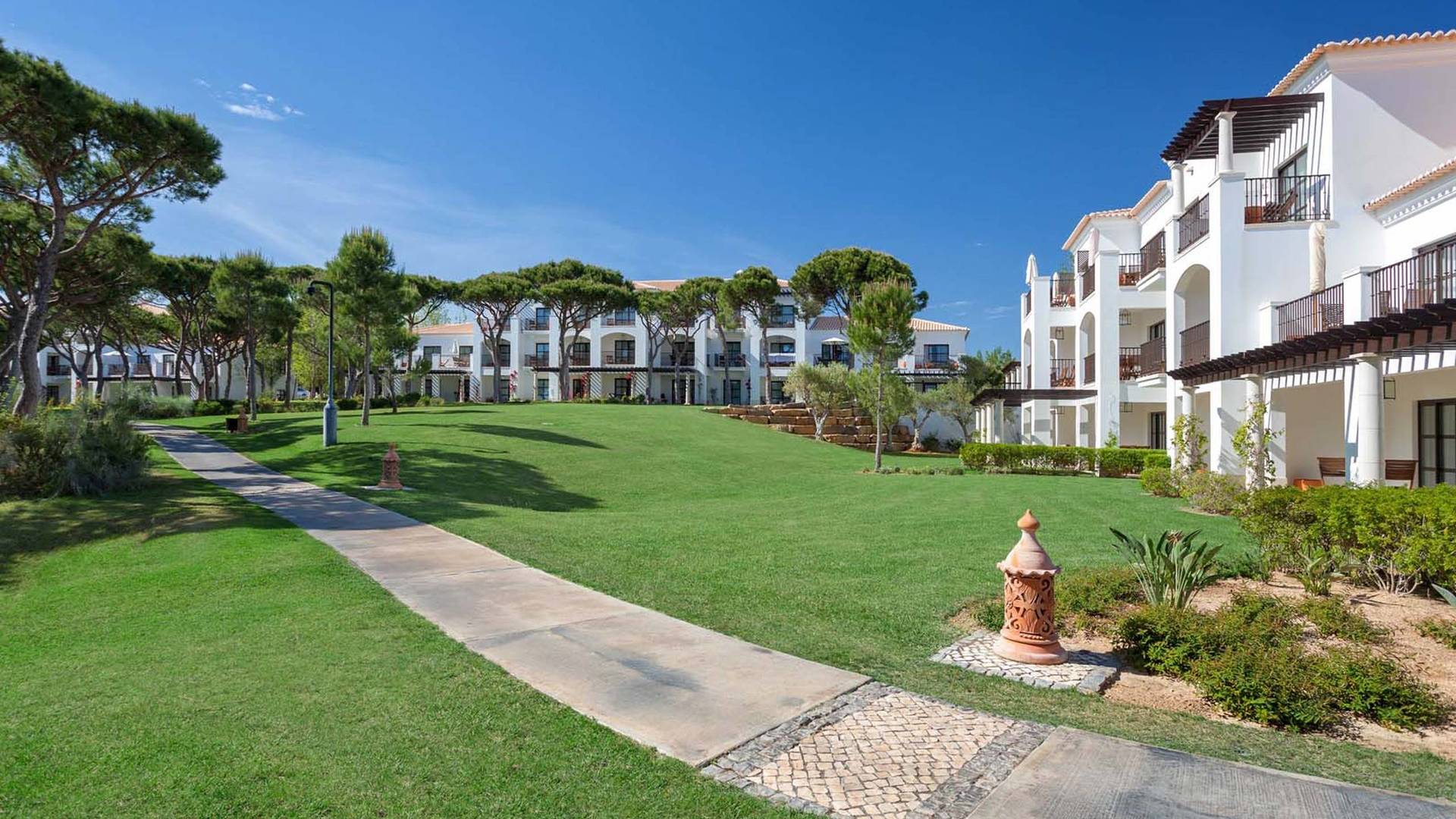 Pine Cliffs Residence image