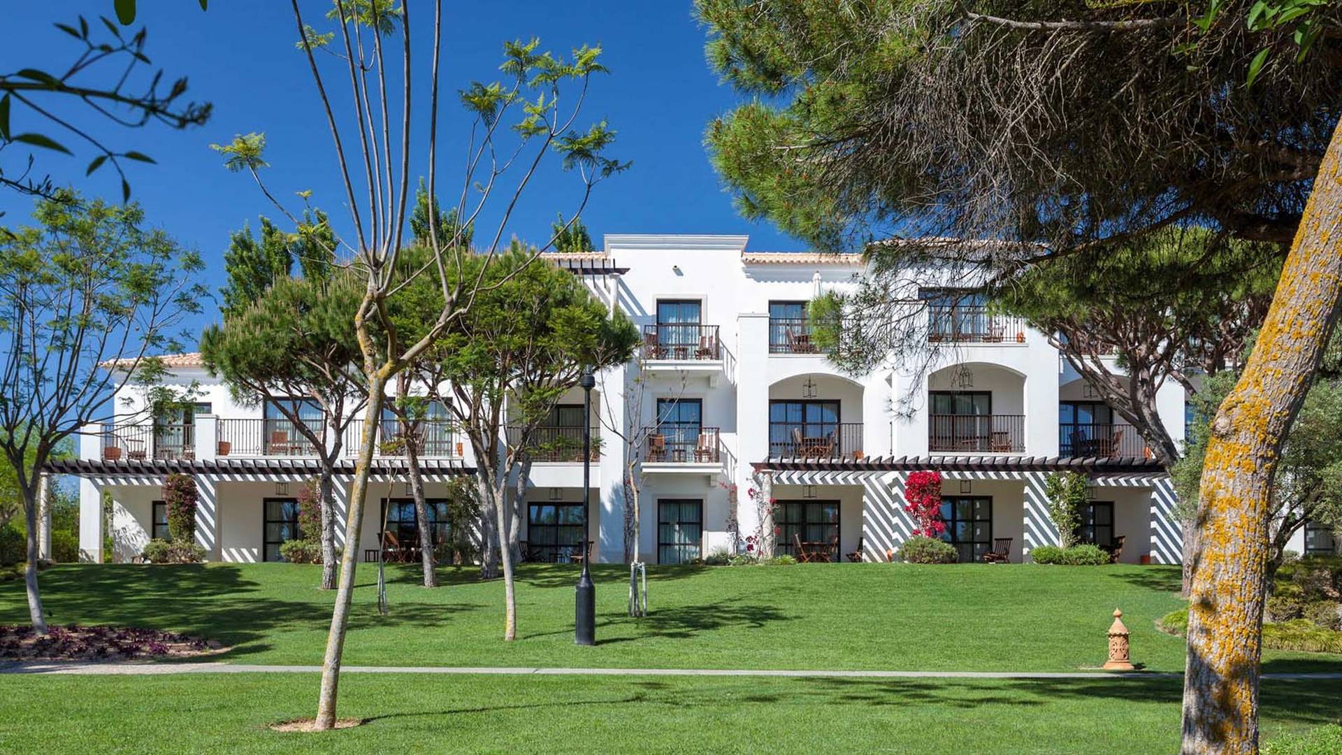 Pine Cliffs Residence image