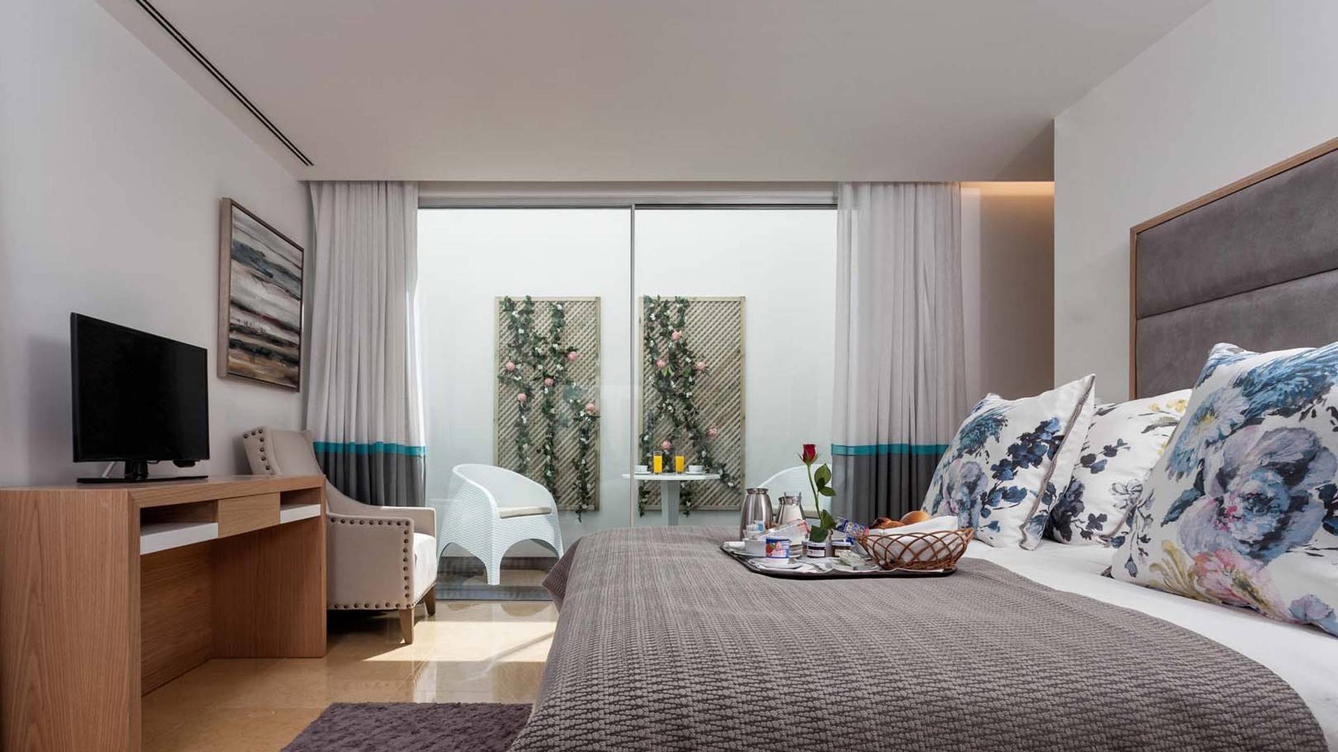 Pine Cliffs Terraces image