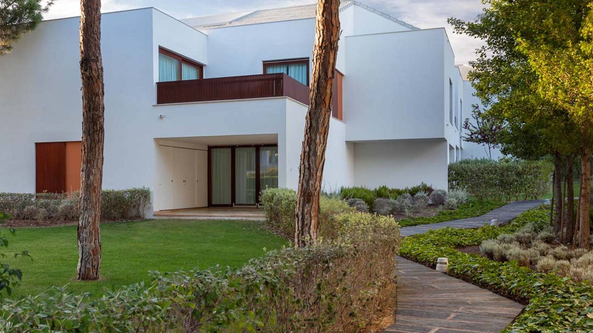 Pine Cliffs Terraces image