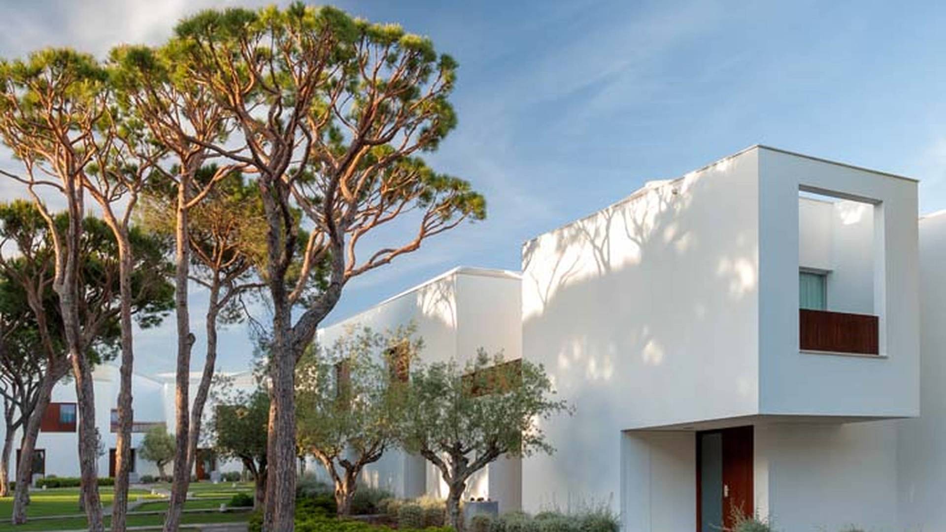 Pine Cliffs Terraces image