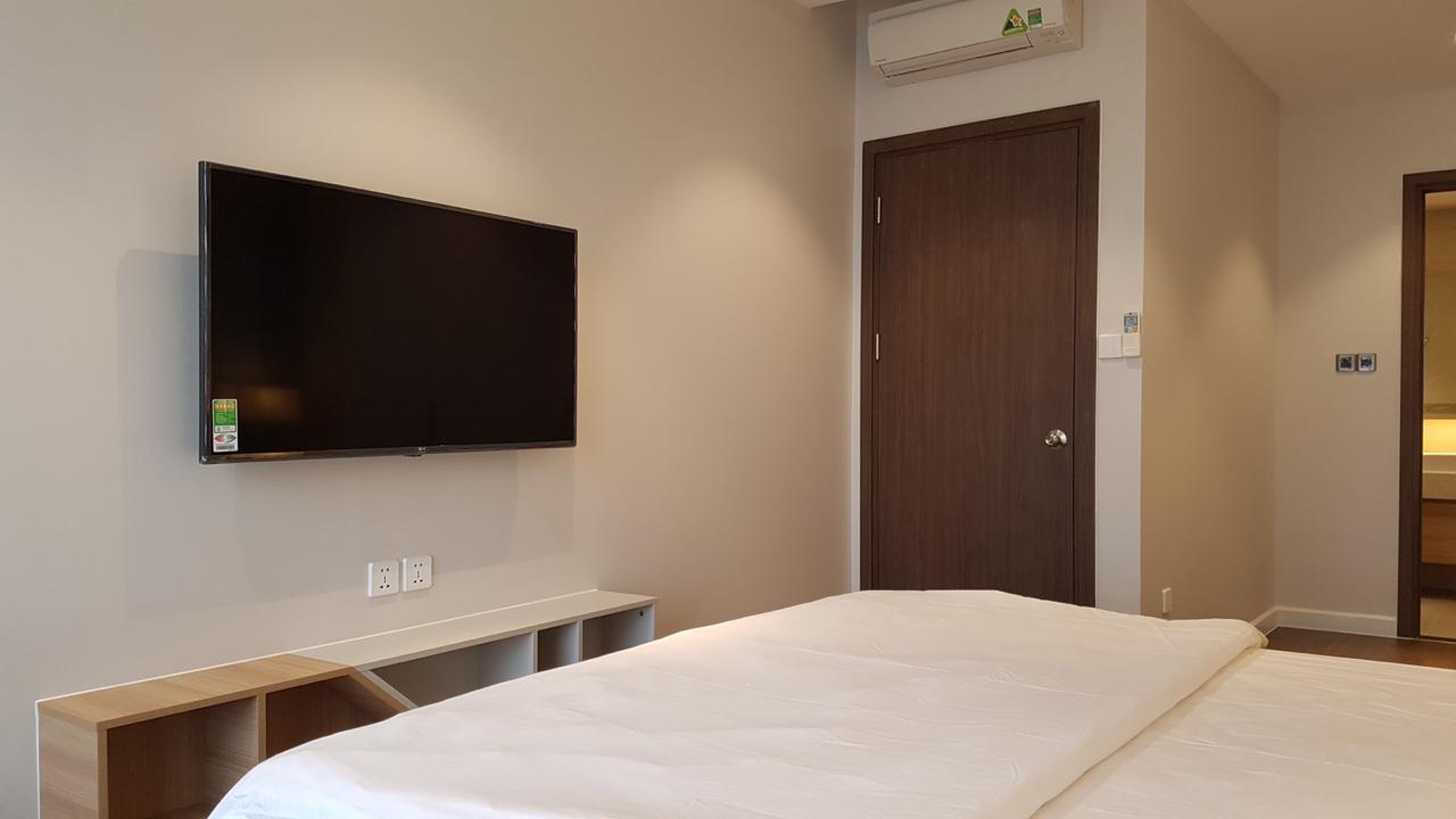 SAIGON ROYAL, 2 BEDROOM, FULLY FURNISHED, RIVER AND DISTRICT 1 VIEW image