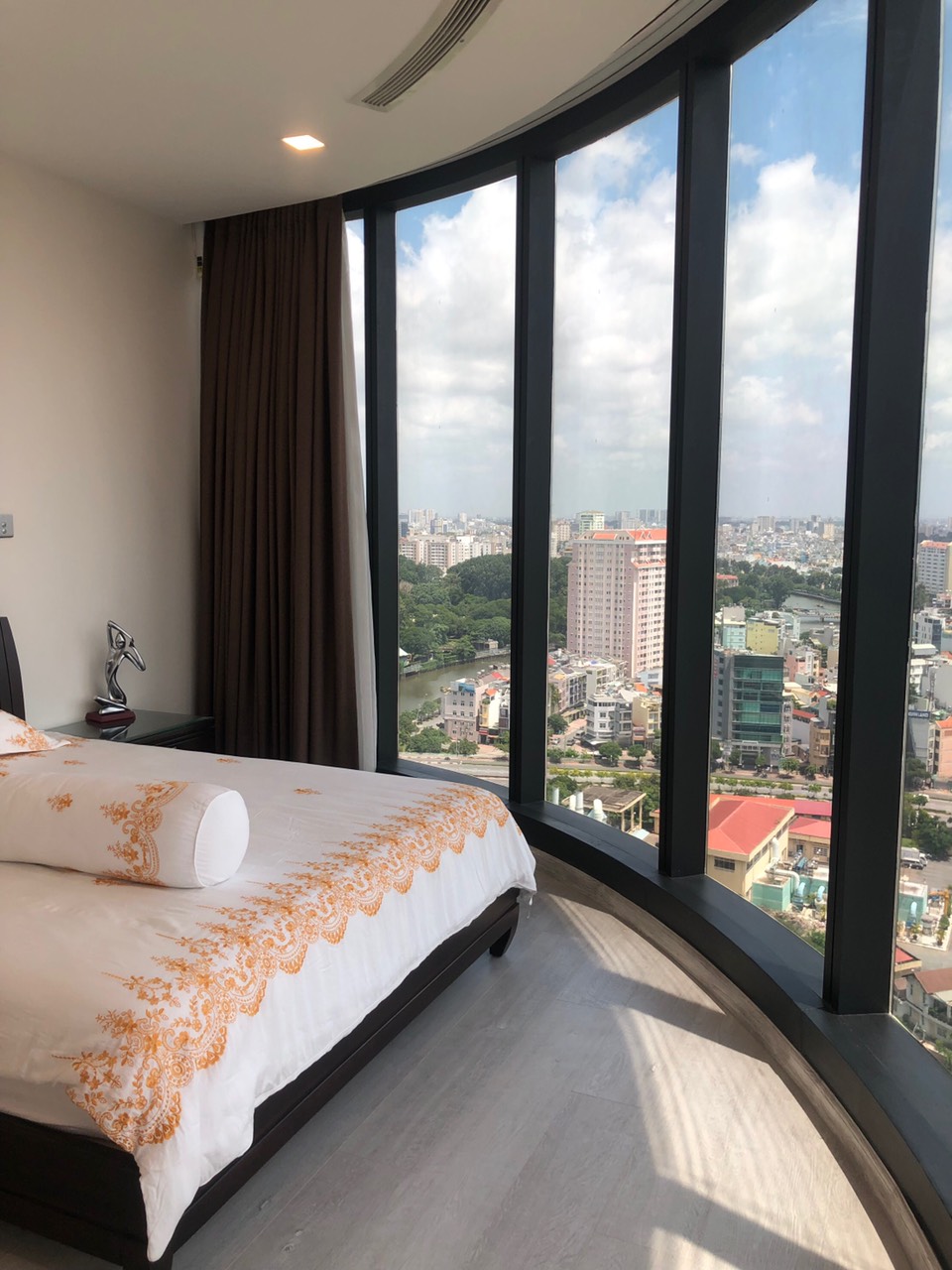 VINHOMES GOLDEN RIVER, 3 BEDROOMS, FULLY FURNISHED, RIVER VIEW image