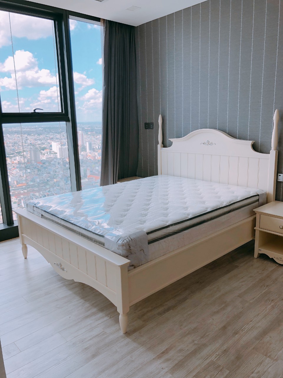 VINHOMES GOLDEN RIVER, 3 BEDROOM, FULLY FURNISHED, RIVER VIEW image