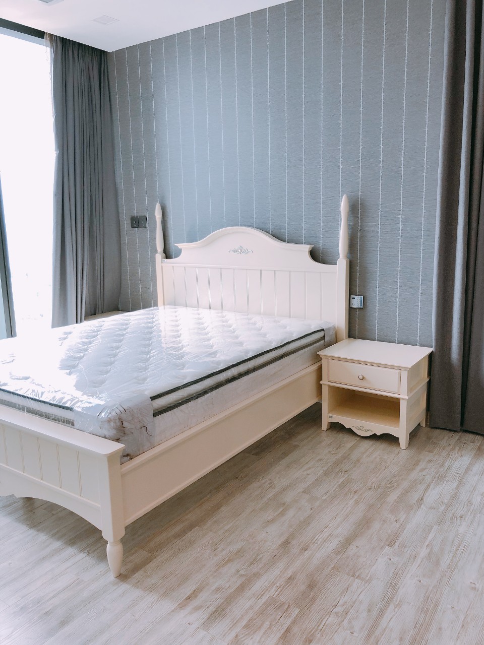 VINHOMES GOLDEN RIVER, 3 BEDROOM, FULLY FURNISHED, RIVER VIEW image