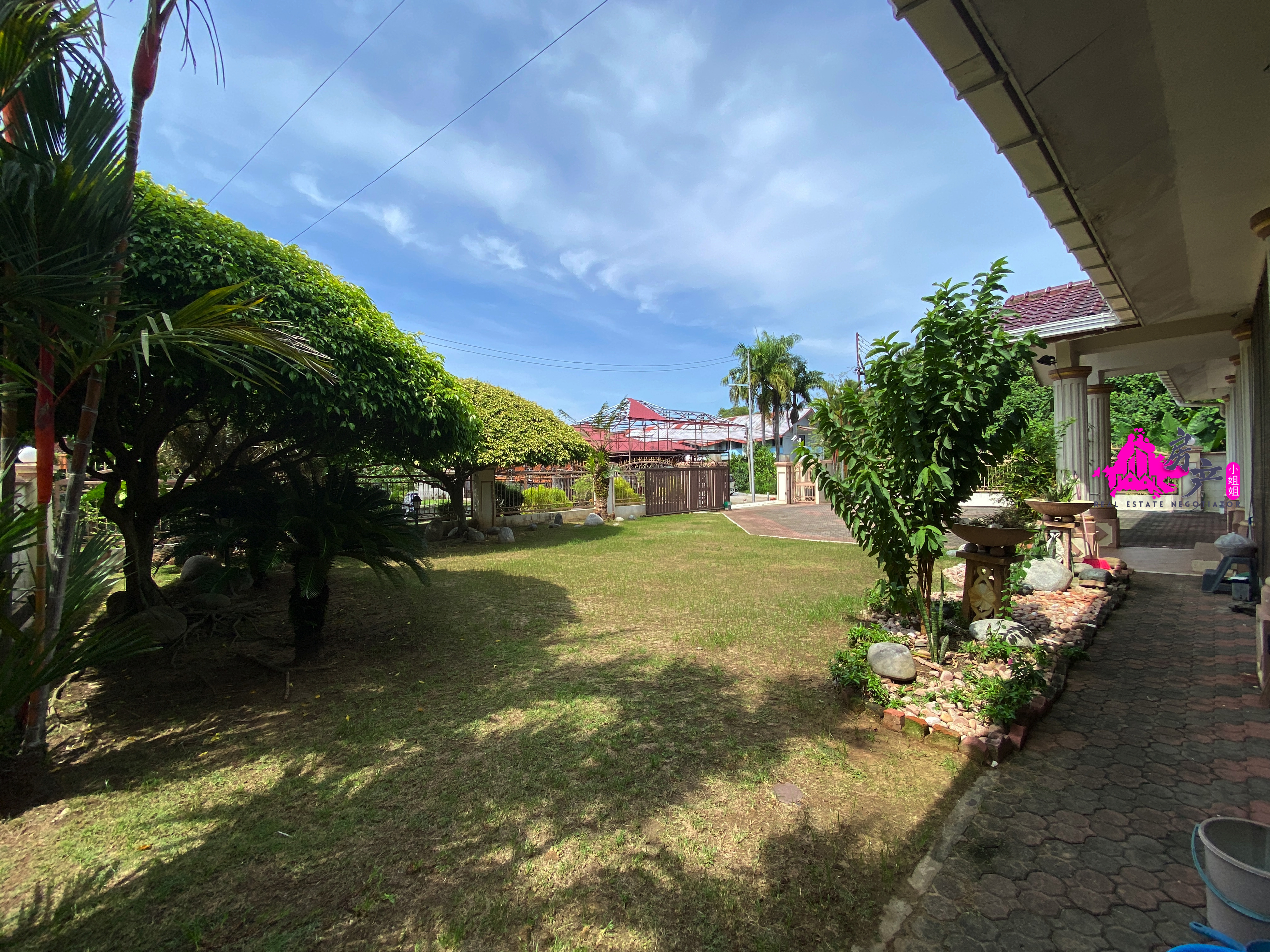 Tanjung aru Nice Garden Big Carporch Bangolow For Sale image