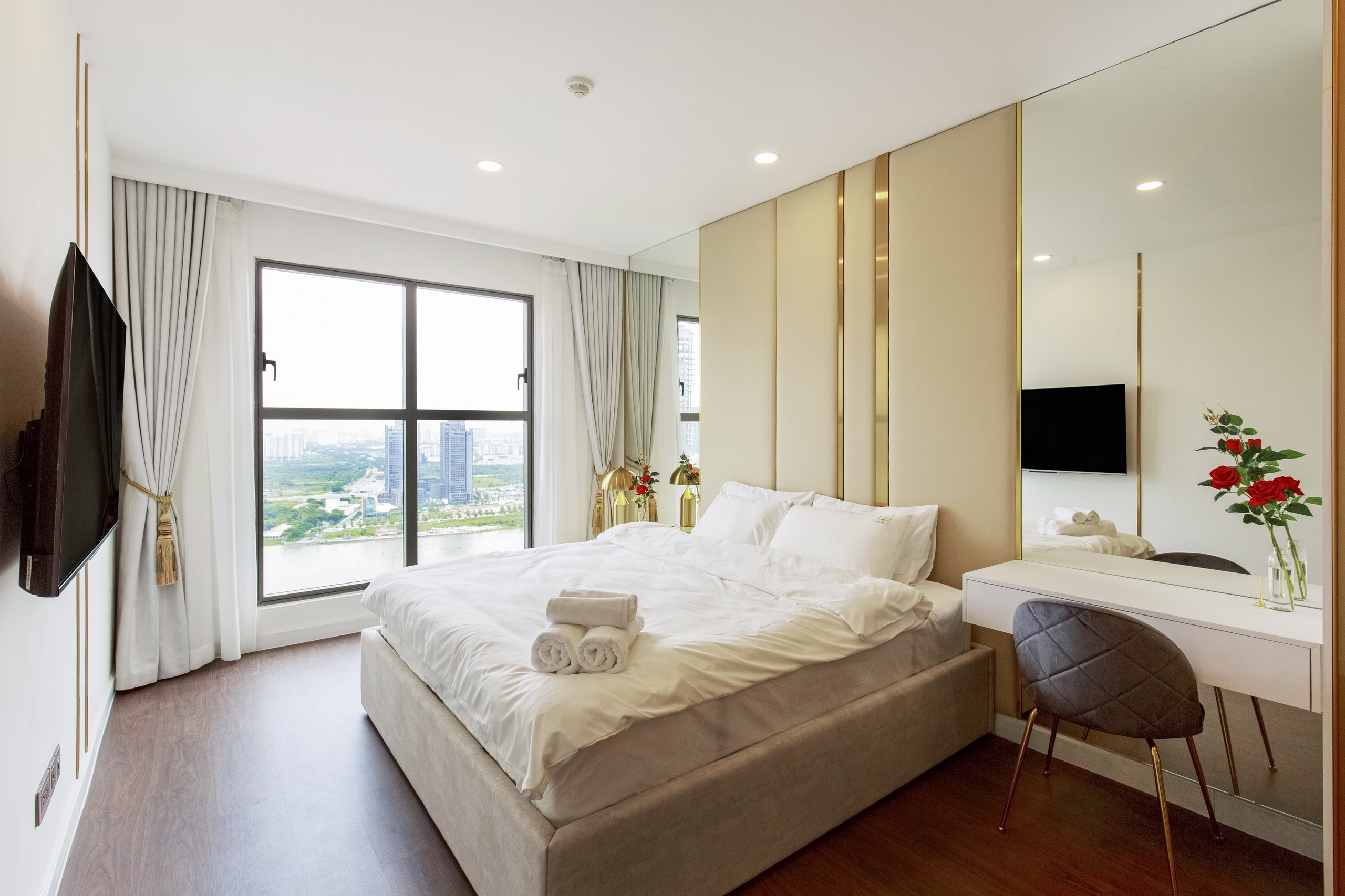 SAIGON ROYAL, 2BEDROOMS, FULLY FURNISHED, RIVER VIEW BITEXCO & LANDMARK81 VIEW image