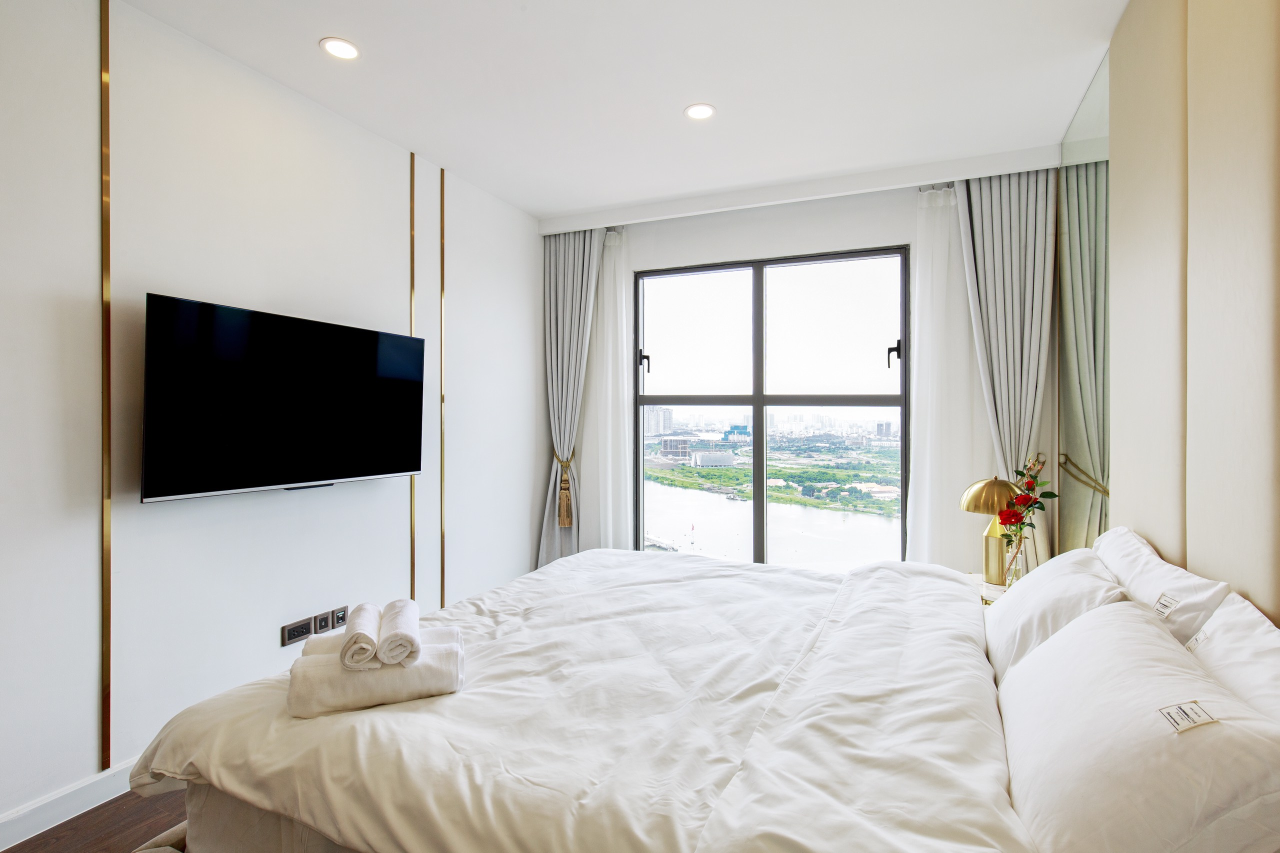SAIGON ROYAL, 2BEDROOMS, FULLY FURNISHED, RIVER VIEW BITEXCO & LANDMARK81 VIEW image