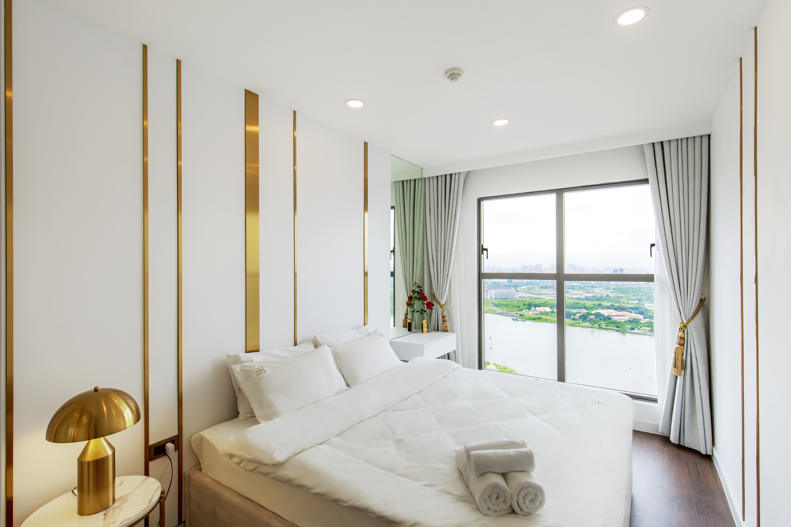 SAIGON ROYAL, 2BEDROOMS, FULLY FURNISHED, RIVER VIEW BITEXCO & LANDMARK81 VIEW image