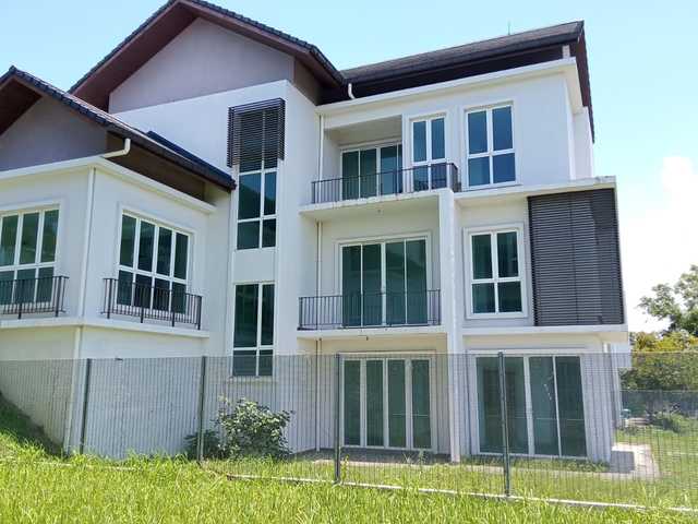 2.5 STOREY BUNGALOW IN BUKIT MERTAJAM , EXCLUSIVE AREA, GATED AND GUARDED image