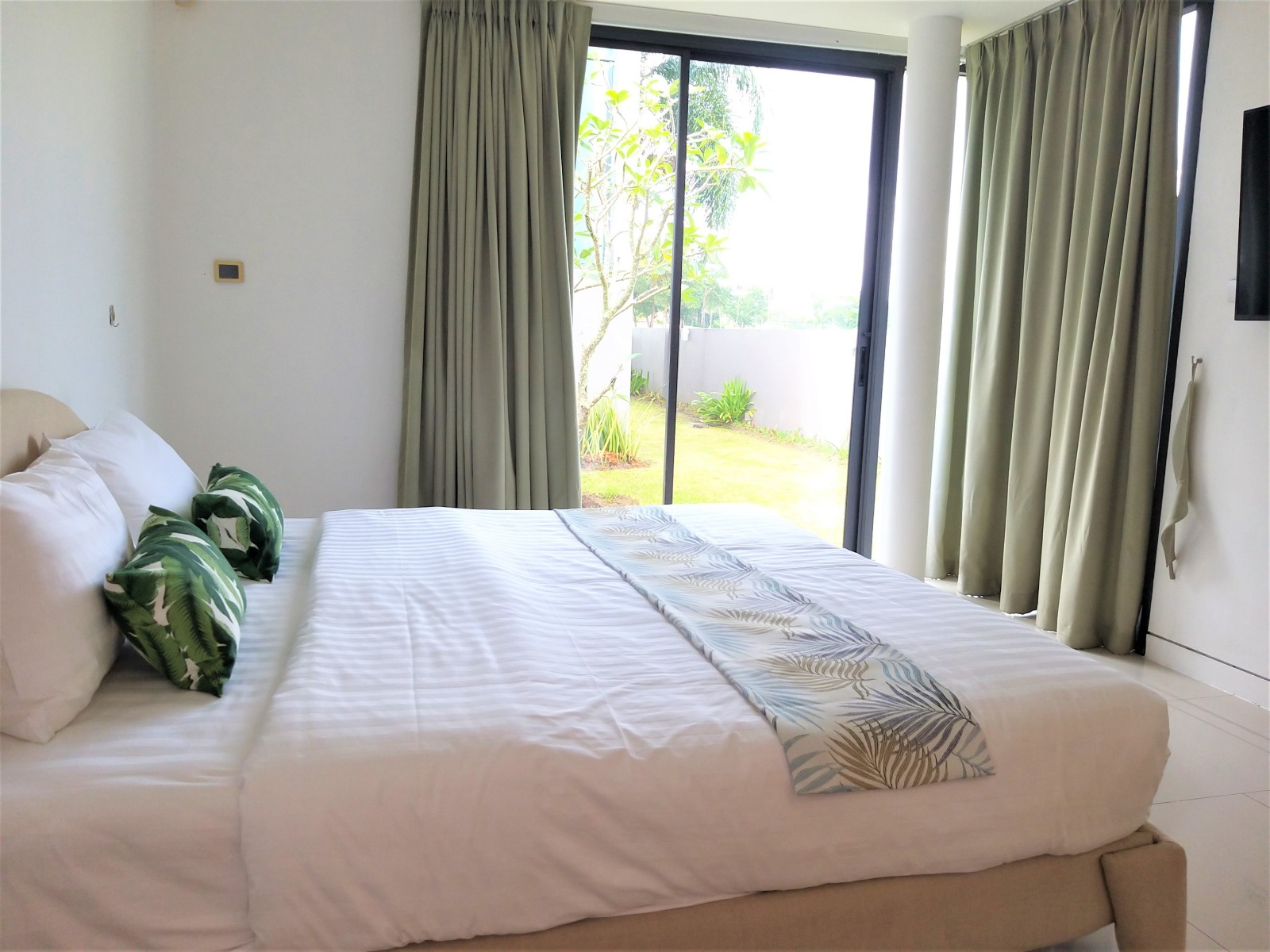 Luxury modern two-storey lake view pool villa in Laguna Homes (SUC-1057) image