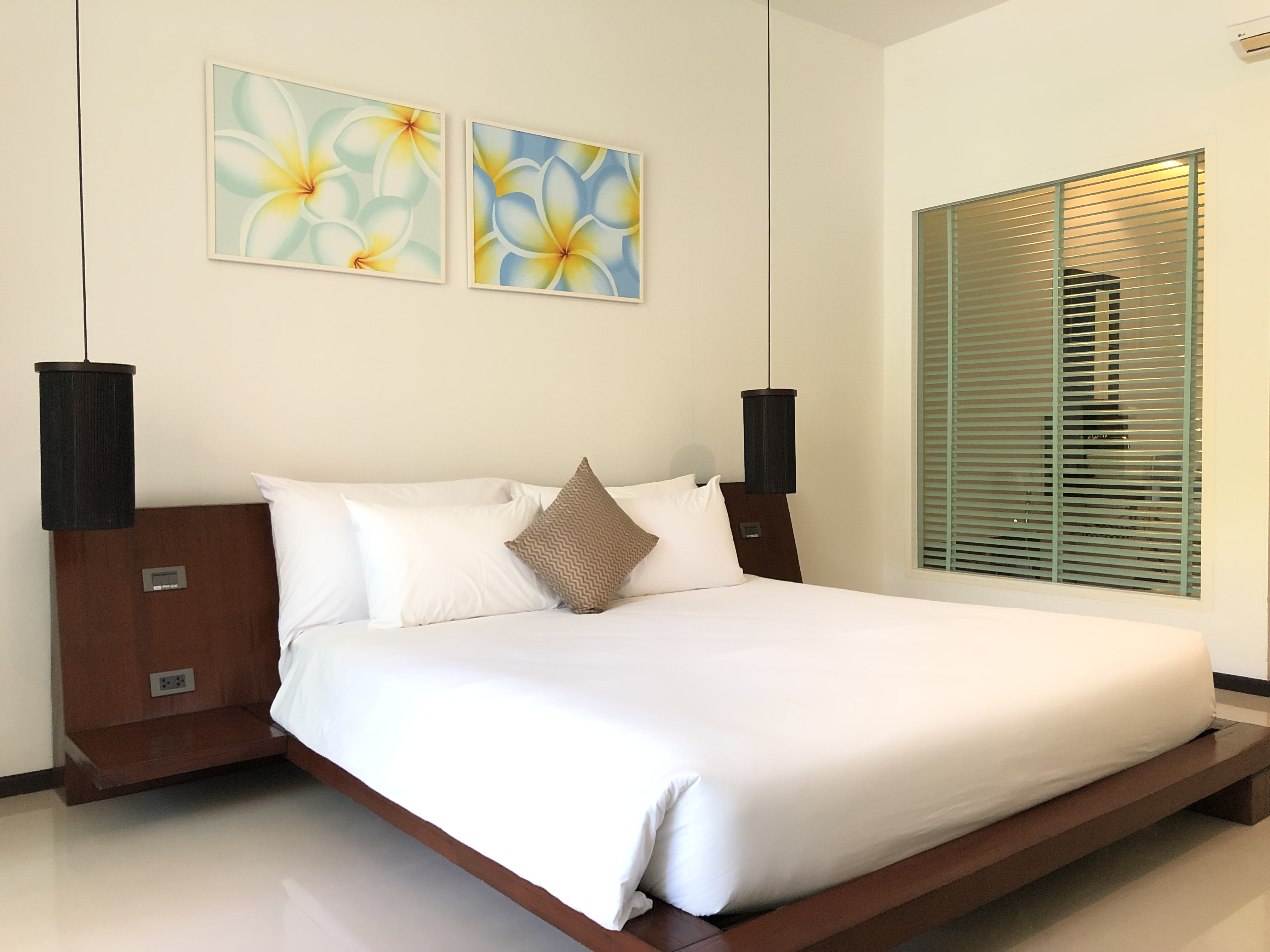 Well-appointed 3 bedrooms duplex condominium-style (SUC-1111) image