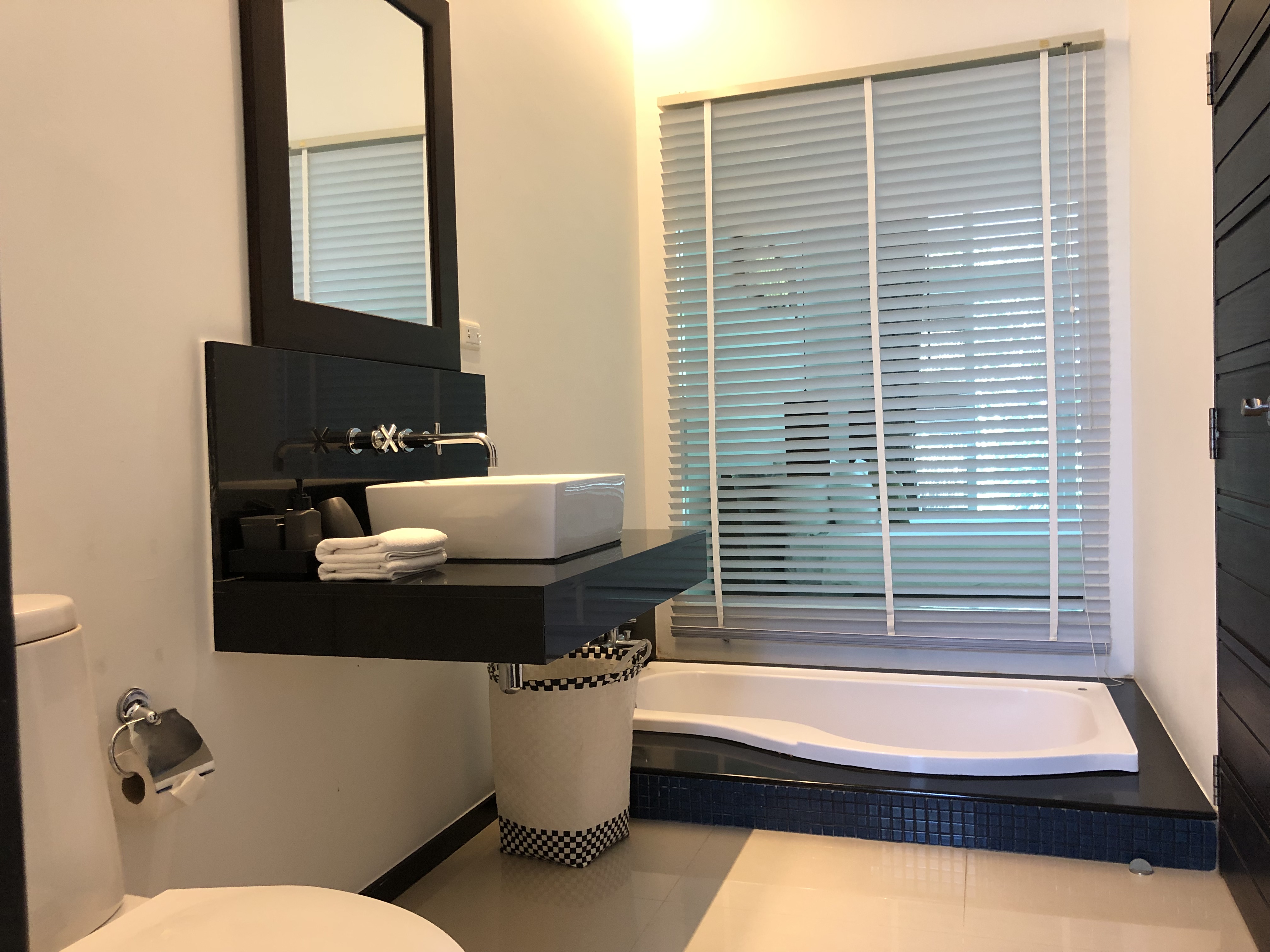 Well-appointed 3 bedrooms duplex condominium-style (SUC-1111) image