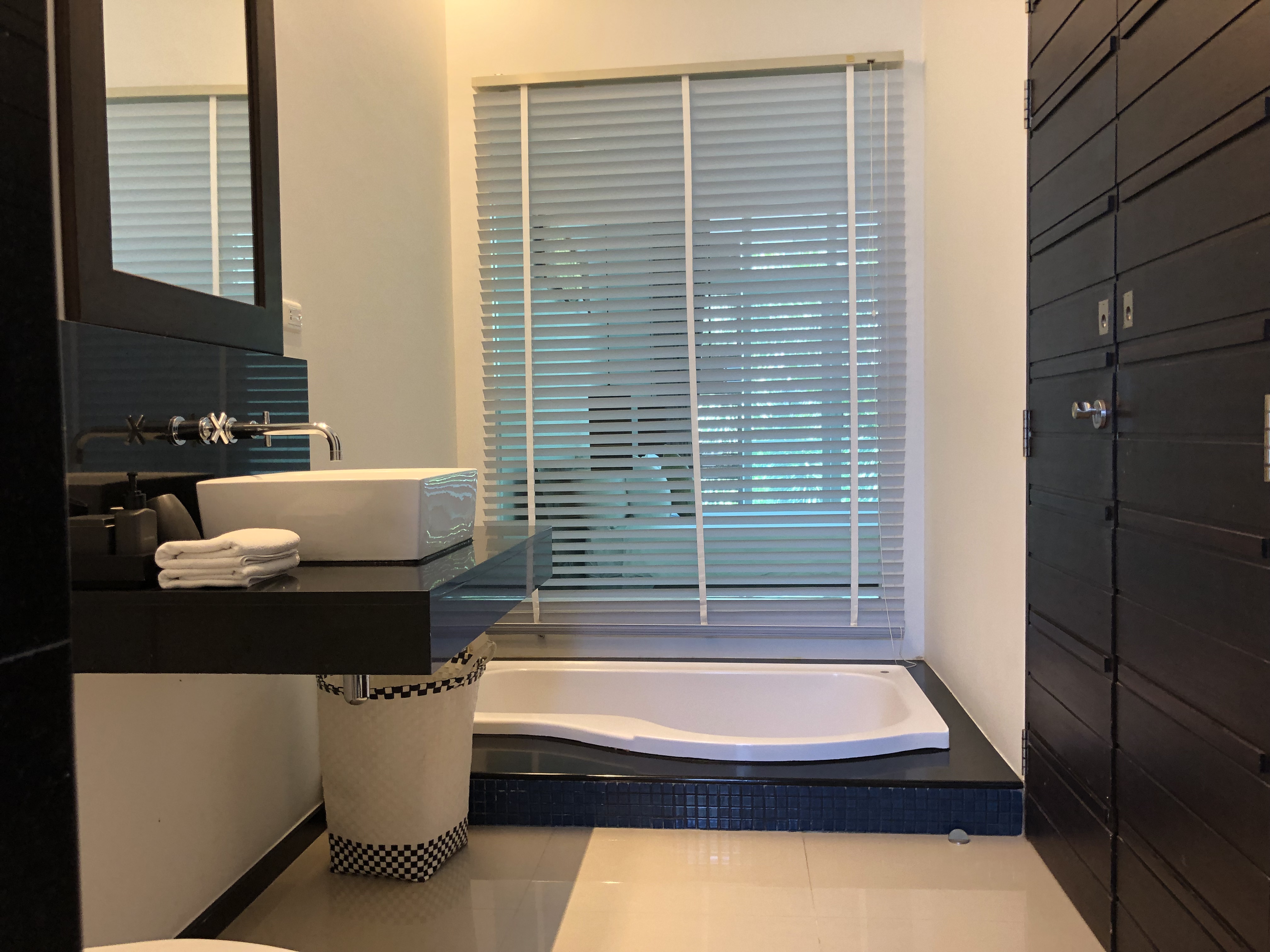 Well-appointed 3 bedrooms duplex condominium-style (SUC-1111) image