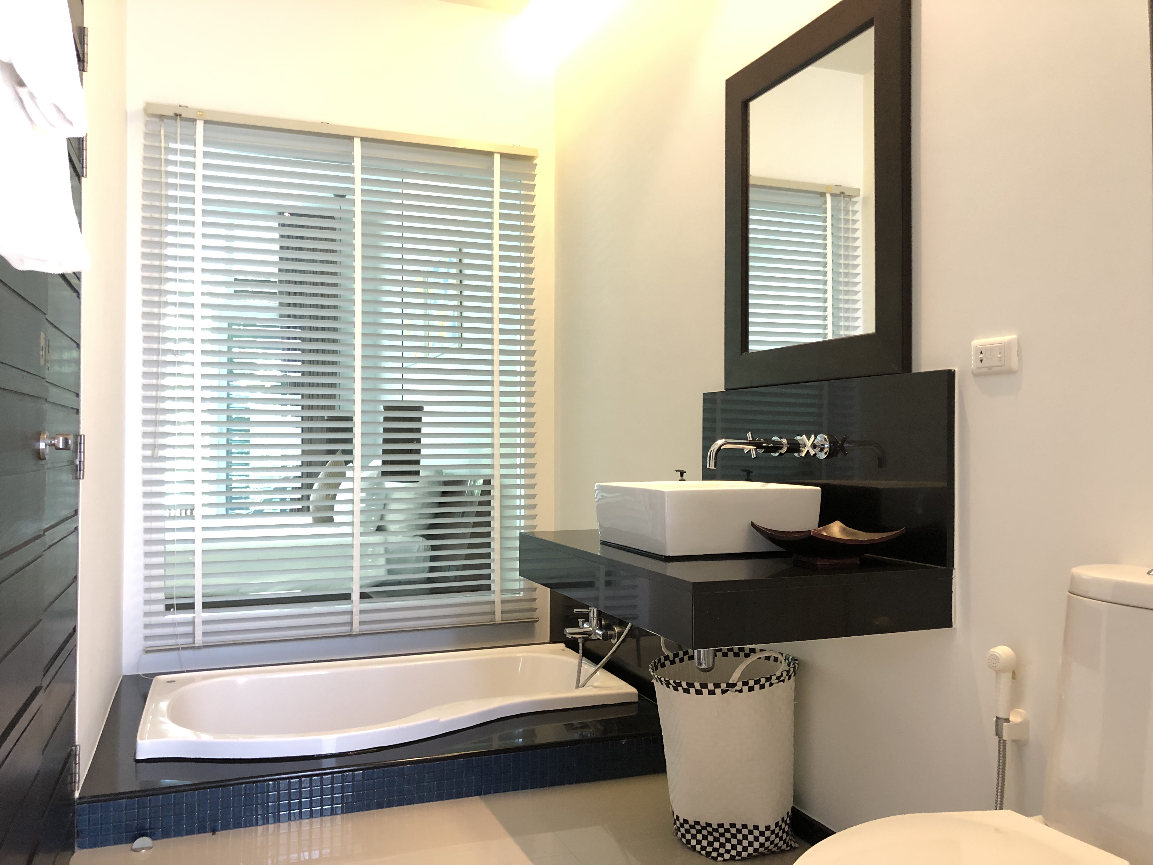 Well-appointed 3 bedrooms duplex condominium-style (SUC-1111) image