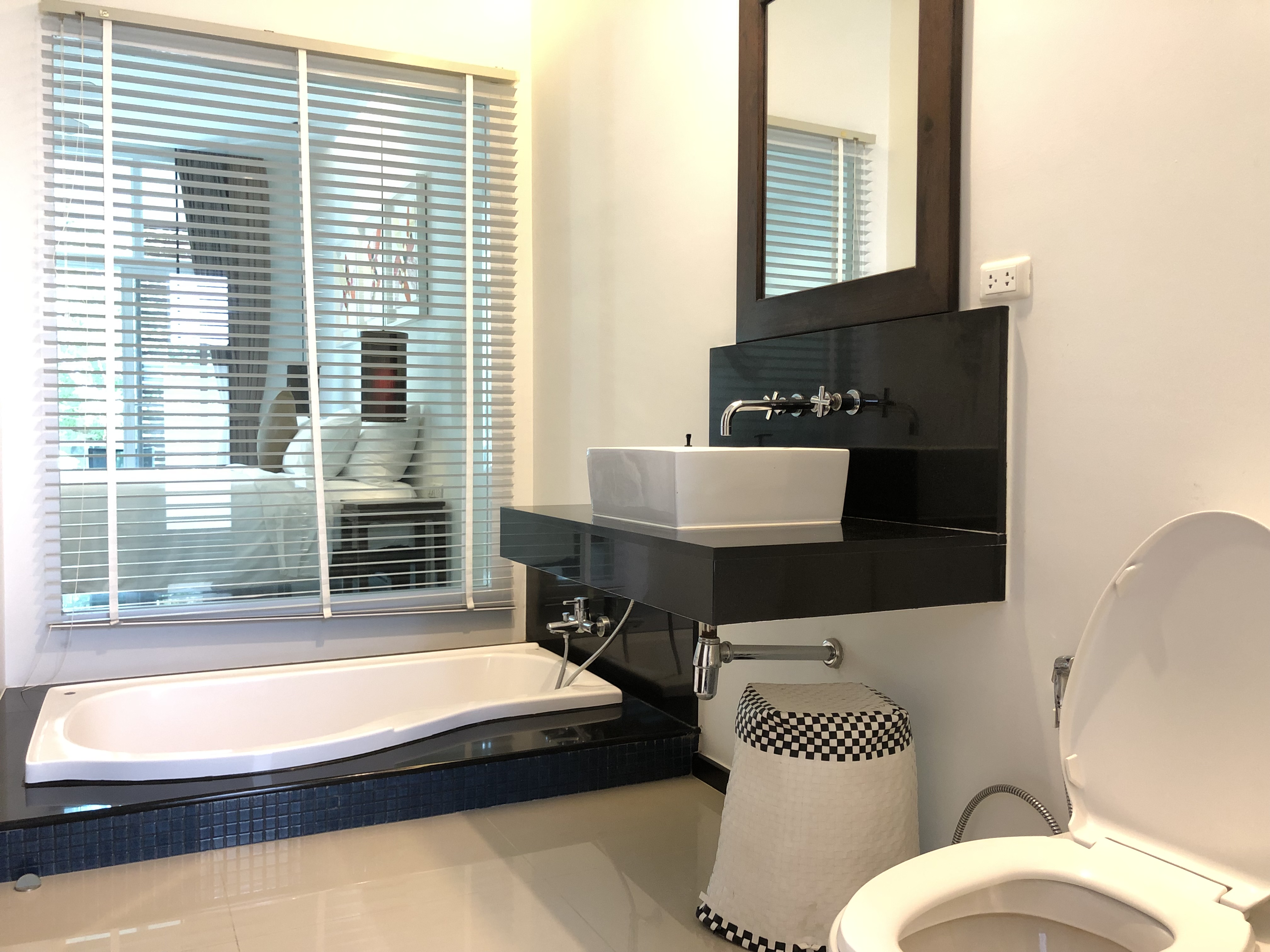 Modern comfort 3 bedrooms duplex condominium-style (SUC-1112) image