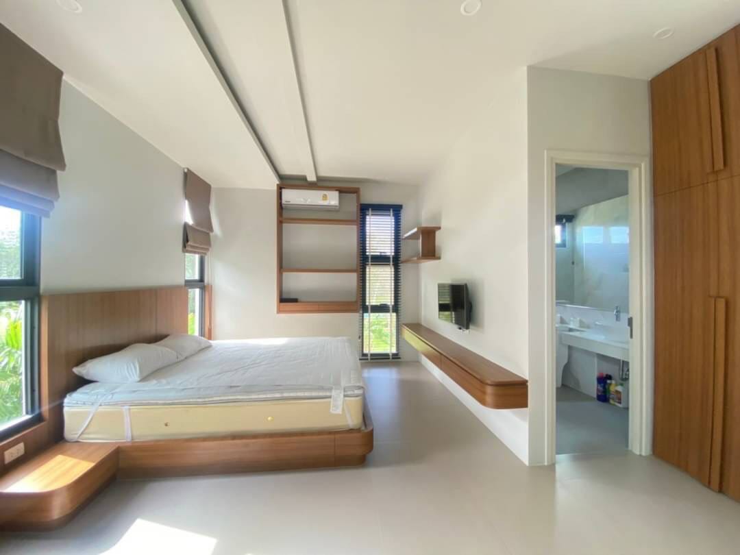 MODERN 3-BEDROOM POOL VILLA IN SOI PASAK NEAR BLUE TREE WATER PARK FOR SALE (SUD-1115) image