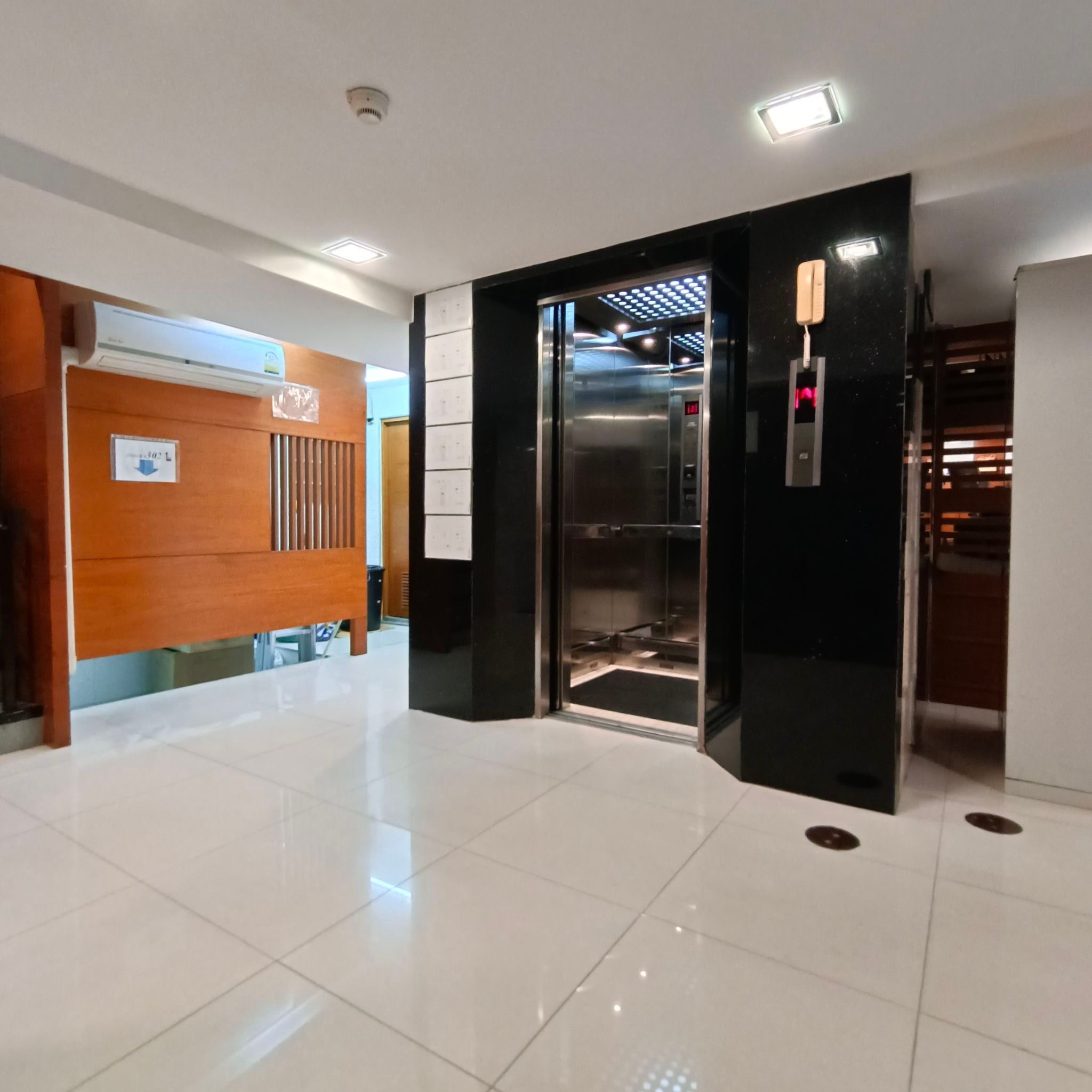 Commercial Building Pratunam Bangkok.  image