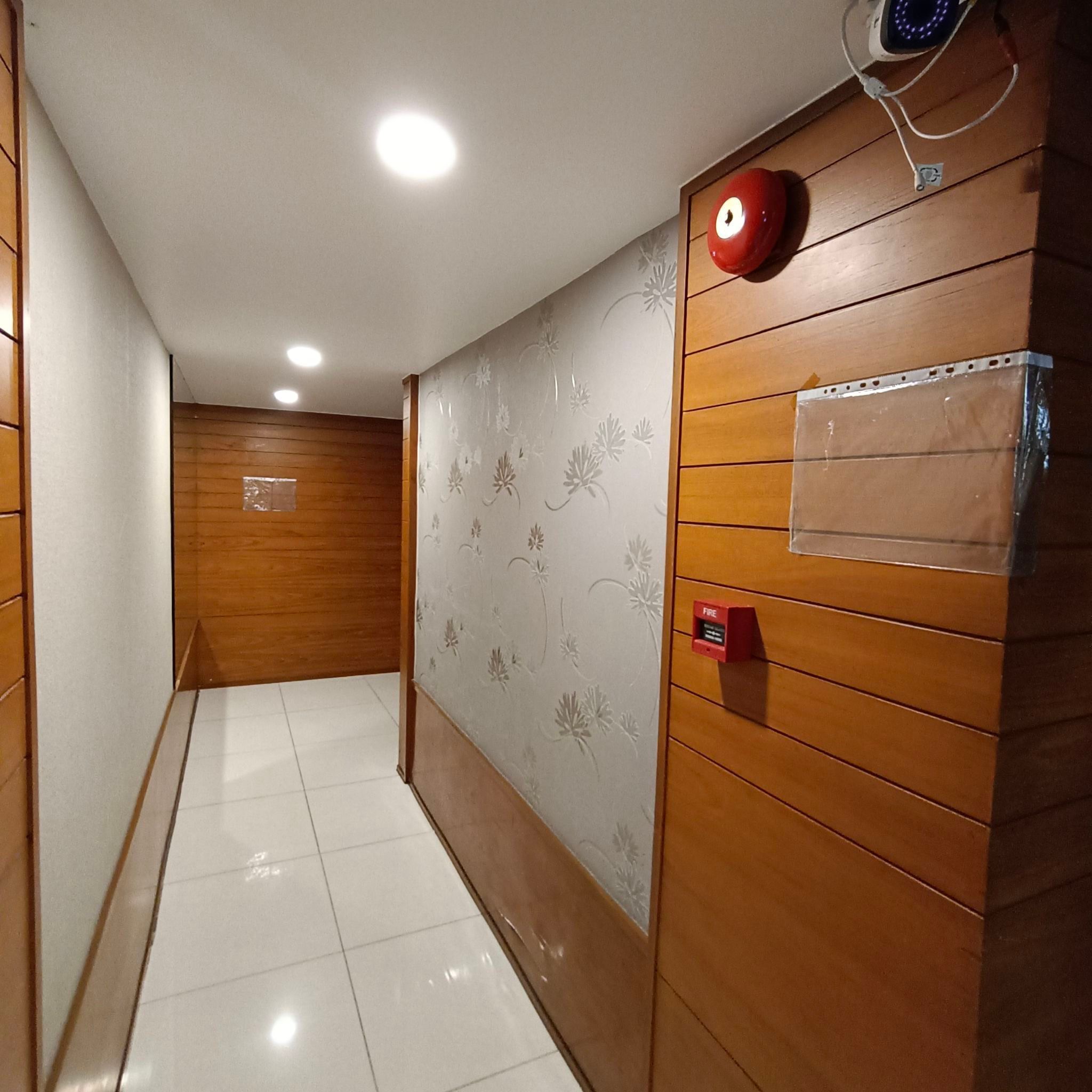 Commercial Building Pratunam Bangkok.  image