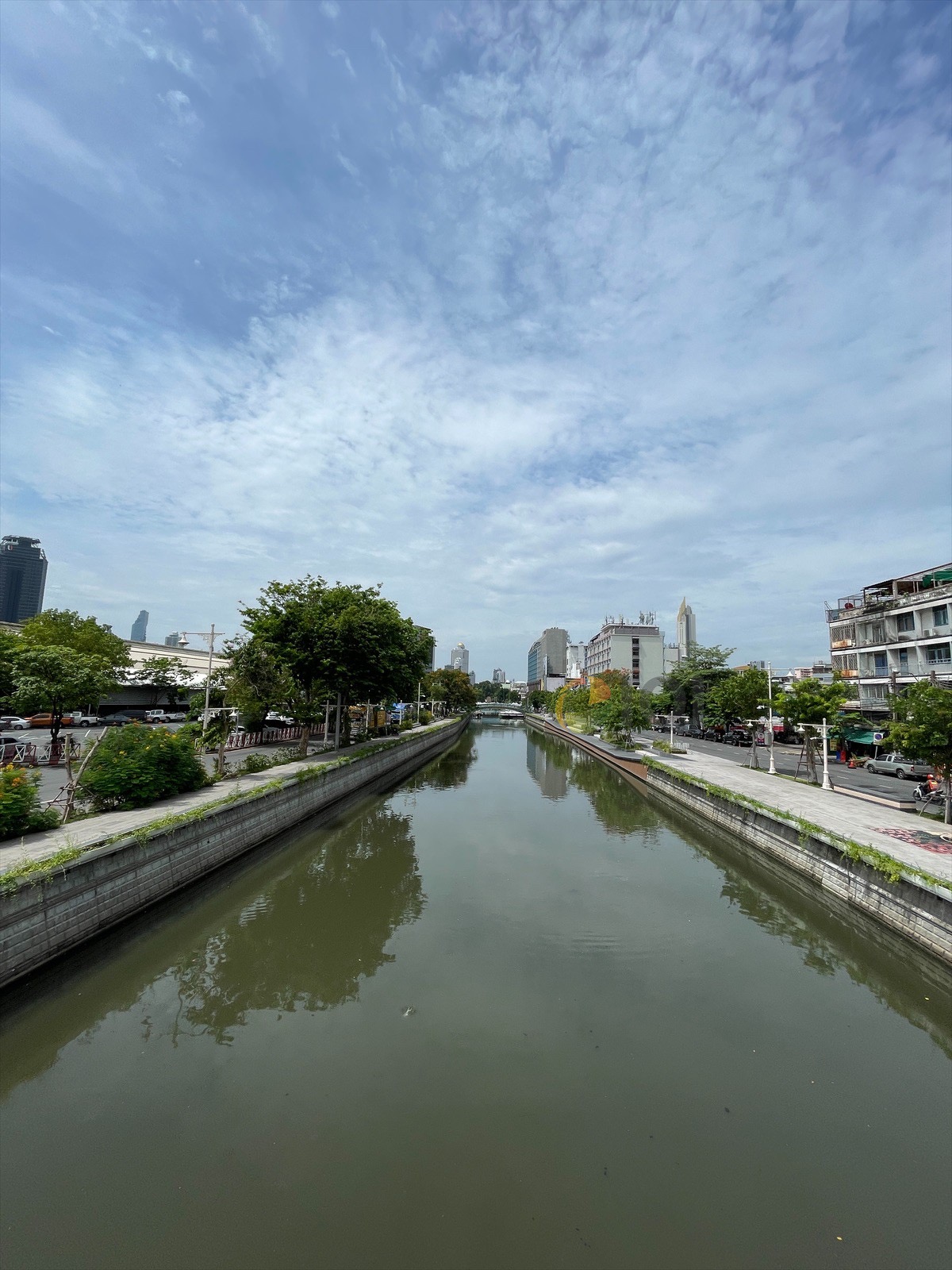 Commercial buildings along Khlong Phadung Krung Kasem image