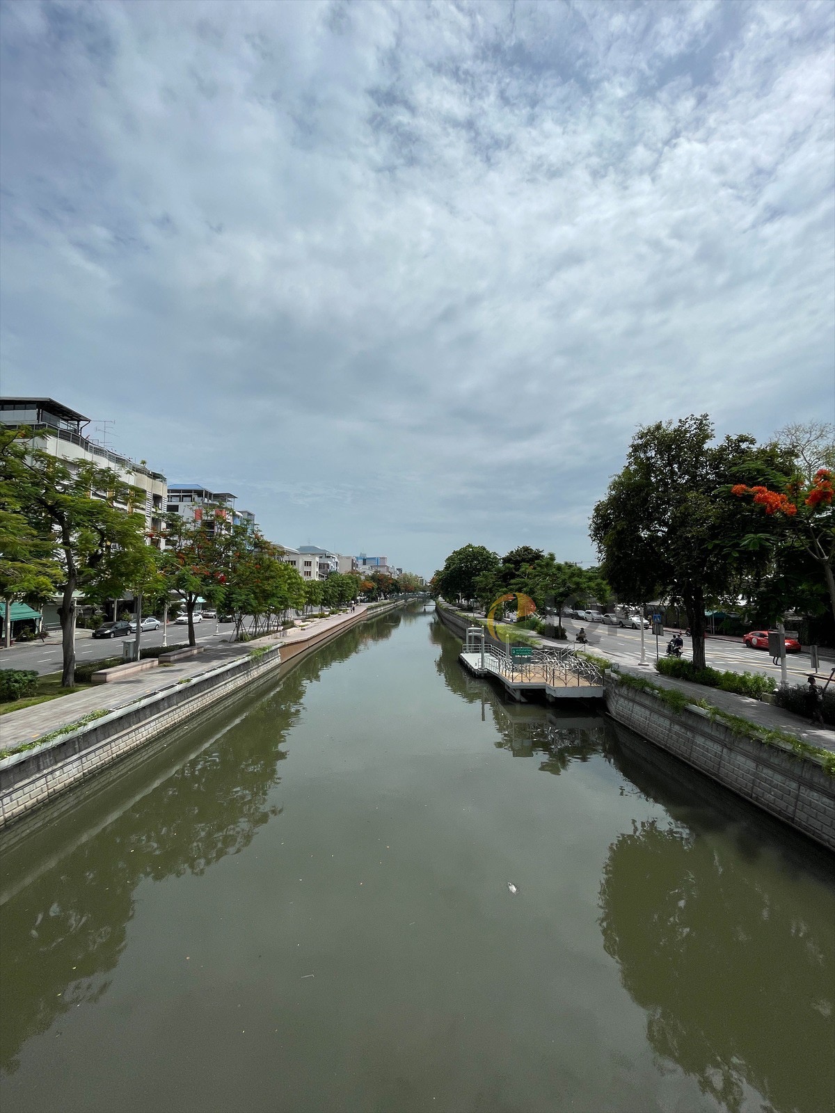 Commercial buildings along Khlong Phadung Krung Kasem image