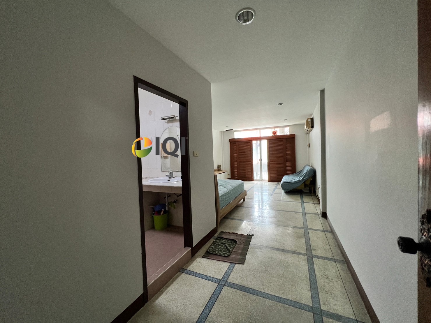 Commercial buildings along Khlong Phadung Krung Kasem image