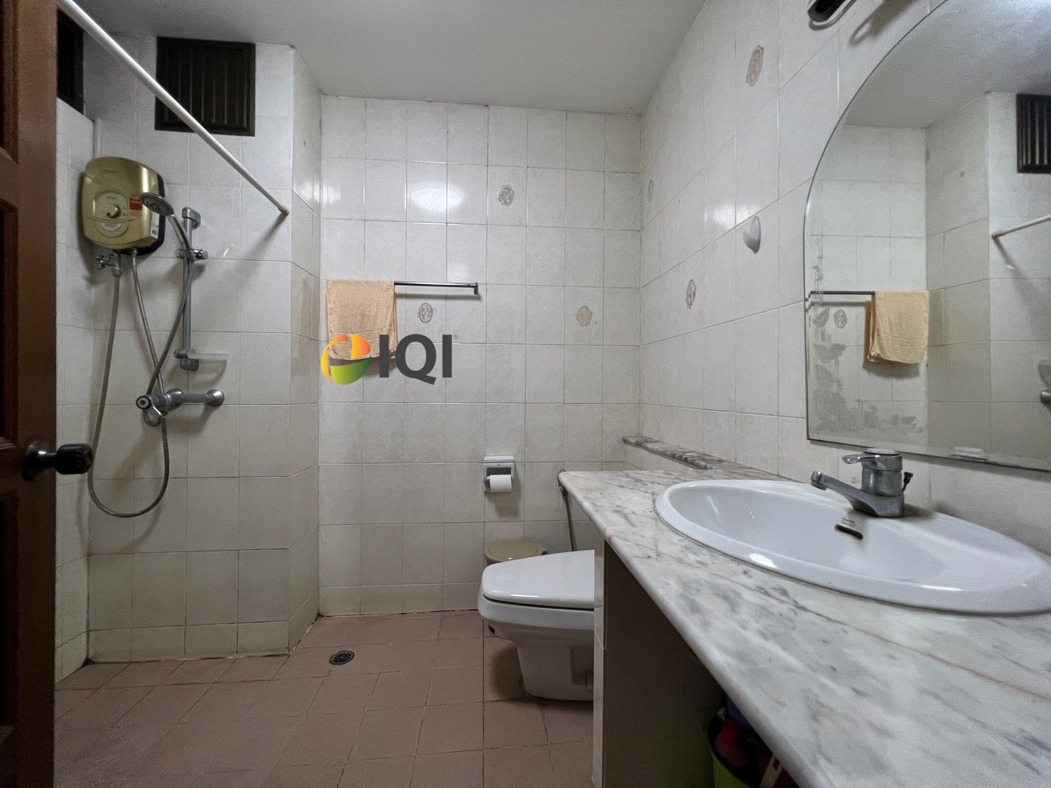 Commercial buildings along Khlong Phadung Krung Kasem image