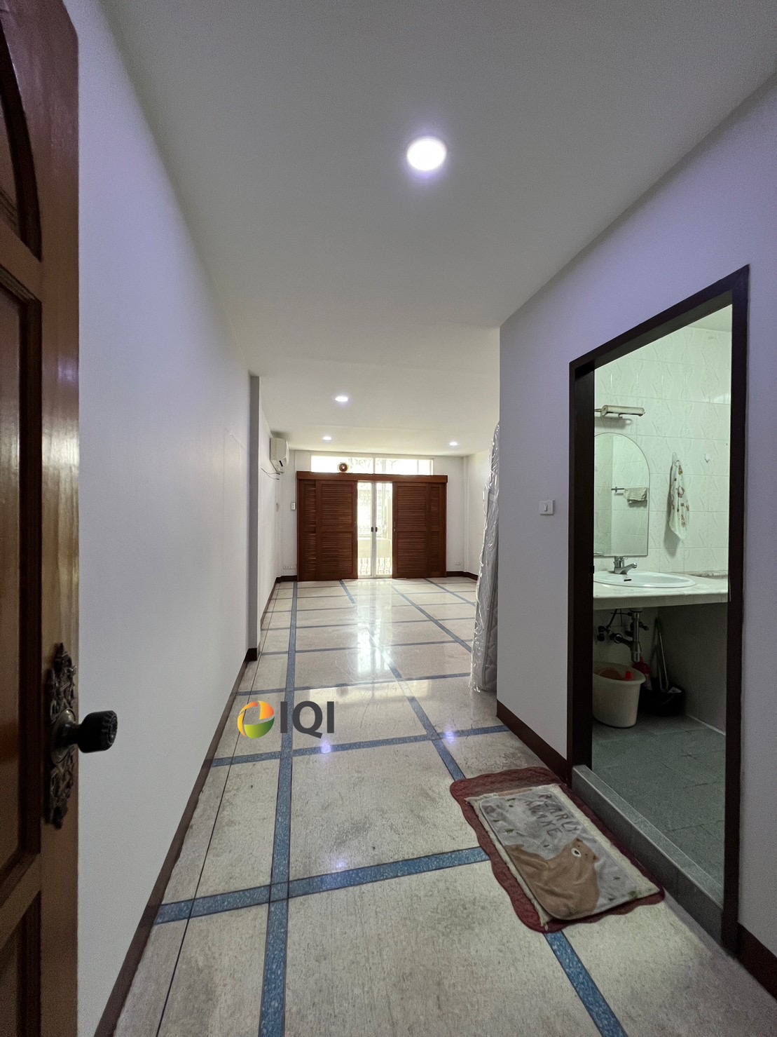 Commercial buildings along Khlong Phadung Krung Kasem image