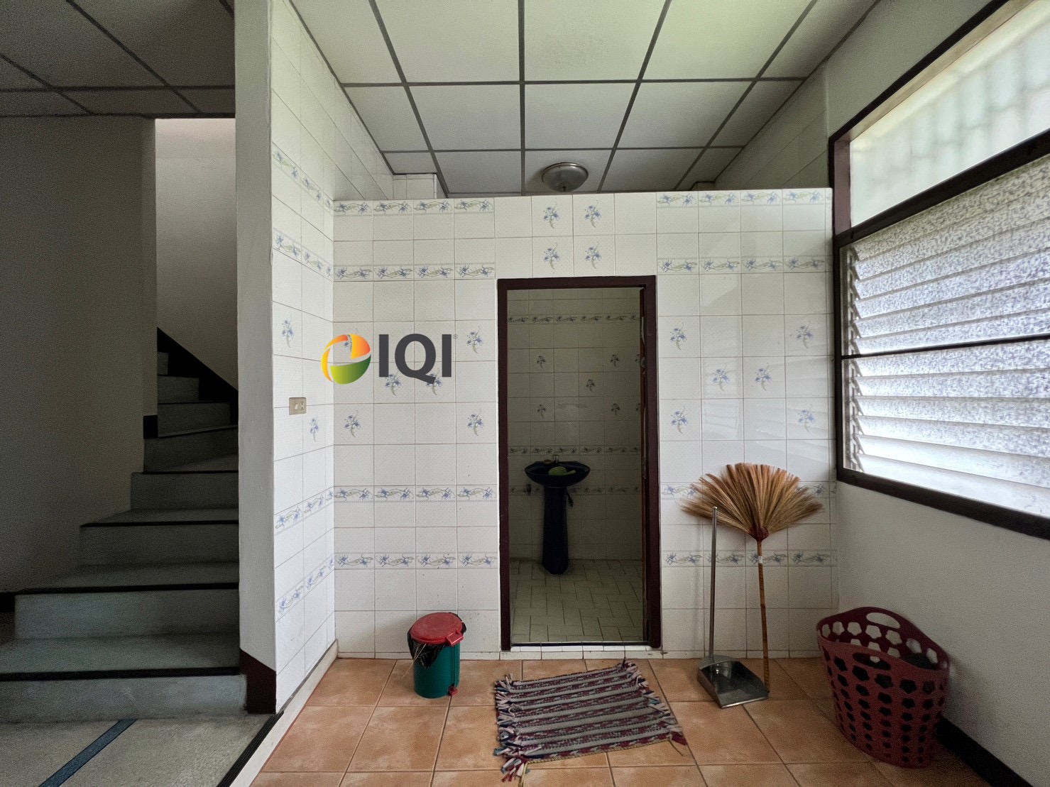 Commercial buildings along Khlong Phadung Krung Kasem image