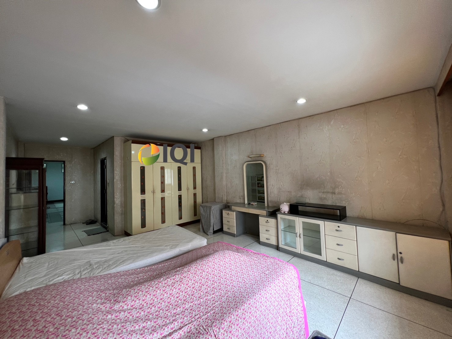 Commercial buildings along Khlong Phadung Krung Kasem image