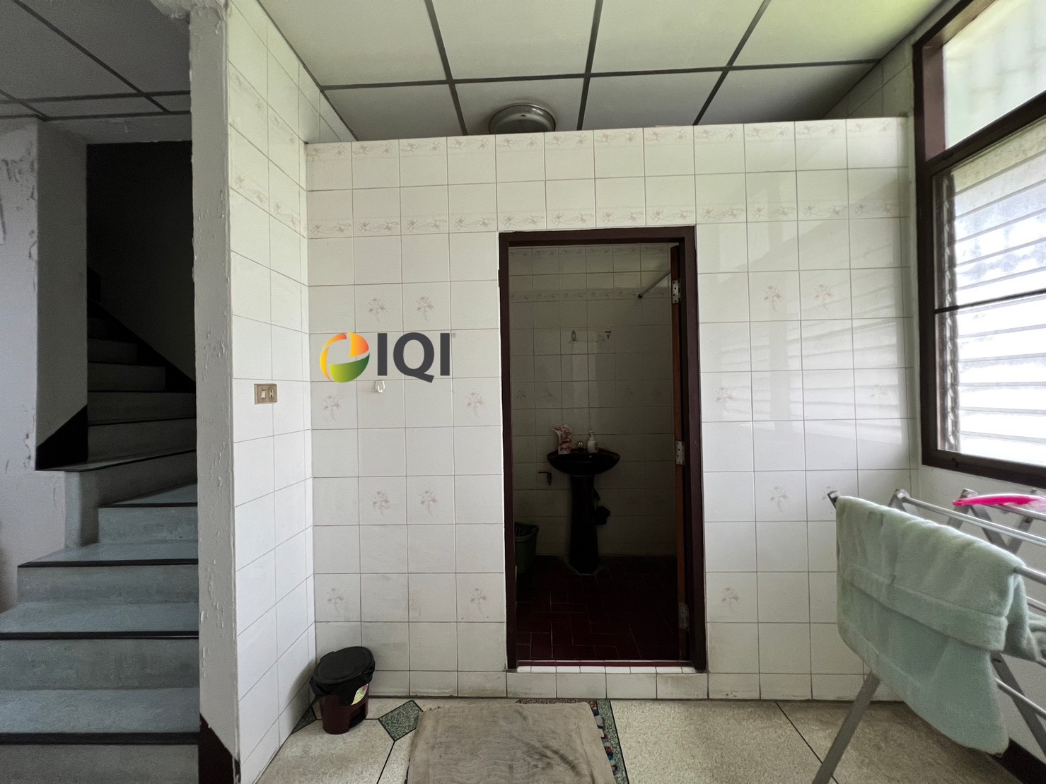 Commercial buildings along Khlong Phadung Krung Kasem image