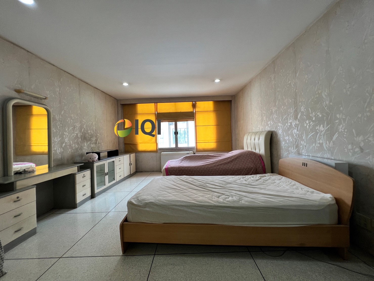 Commercial buildings along Khlong Phadung Krung Kasem image