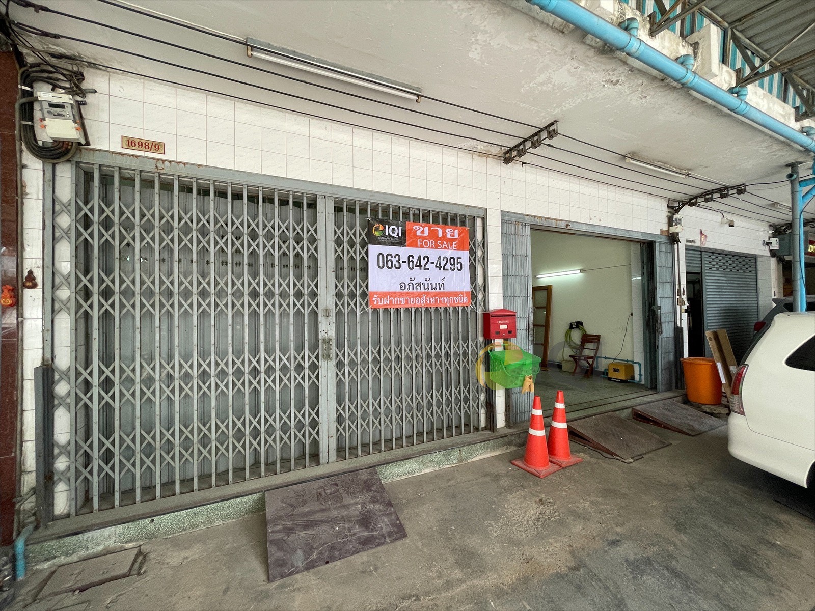 Commercial buildings along Khlong Phadung Krung Kasem image