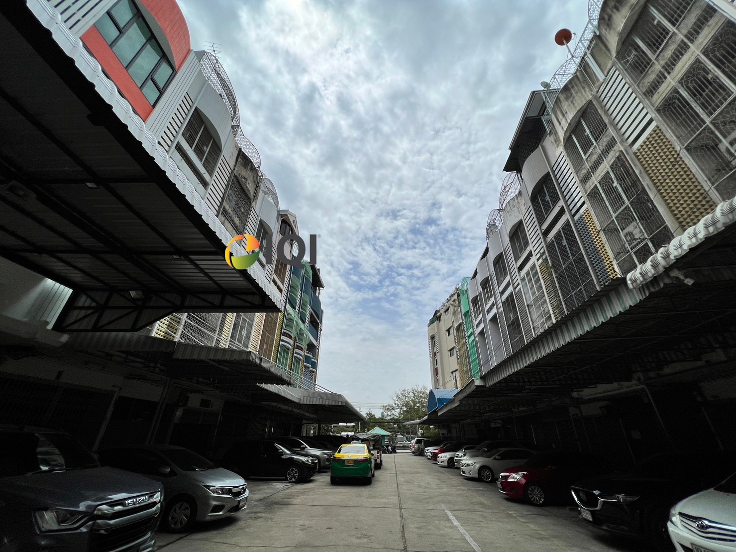 Commercial buildings along Khlong Phadung Krung Kasem image