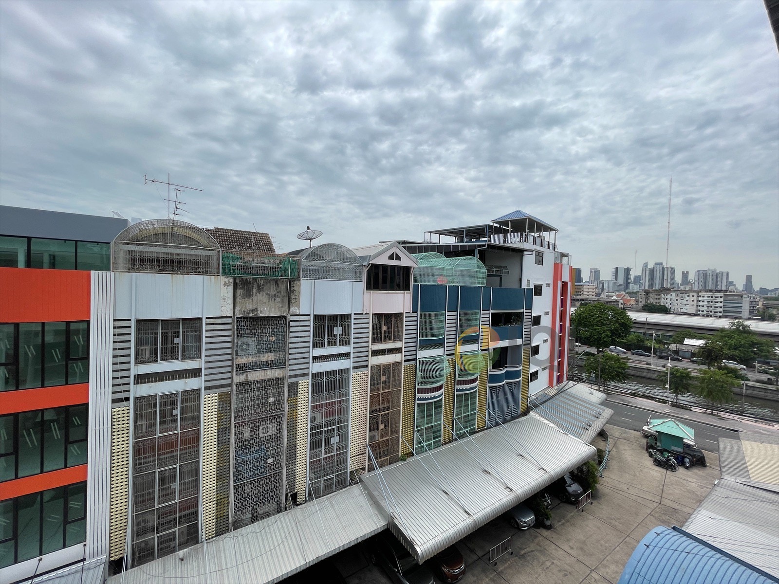 Commercial buildings along Khlong Phadung Krung Kasem image