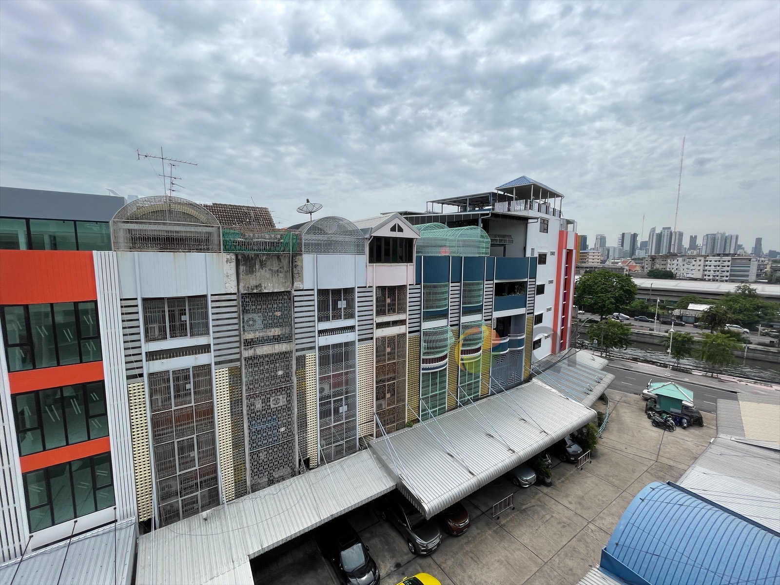 Commercial buildings along Khlong Phadung Krung Kasem image