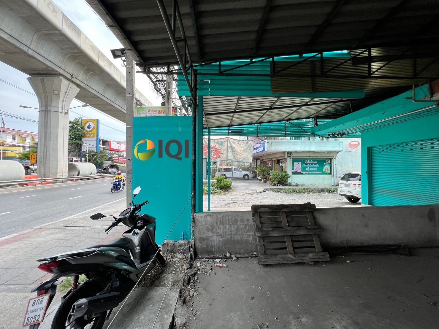 Commercial building for sale, prime location, next to the main road, Sukhumvit Soi 109. image
