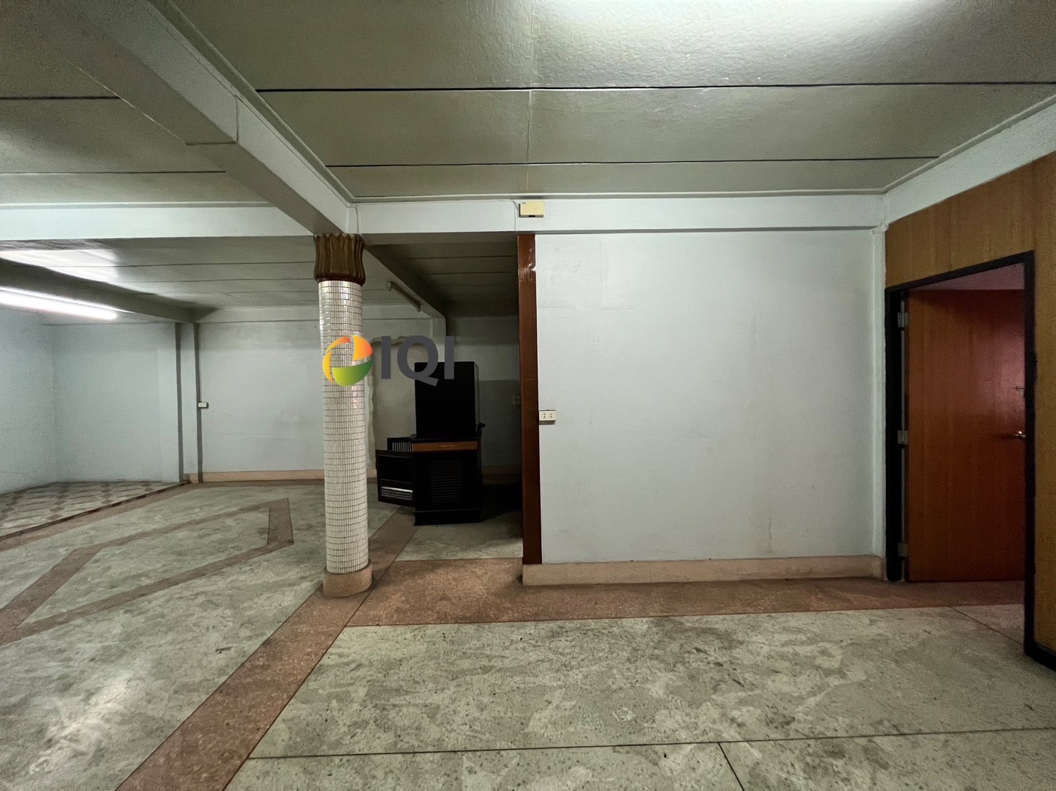 Commercial building for sale, prime location, next to the main road, Sukhumvit Soi 109. image