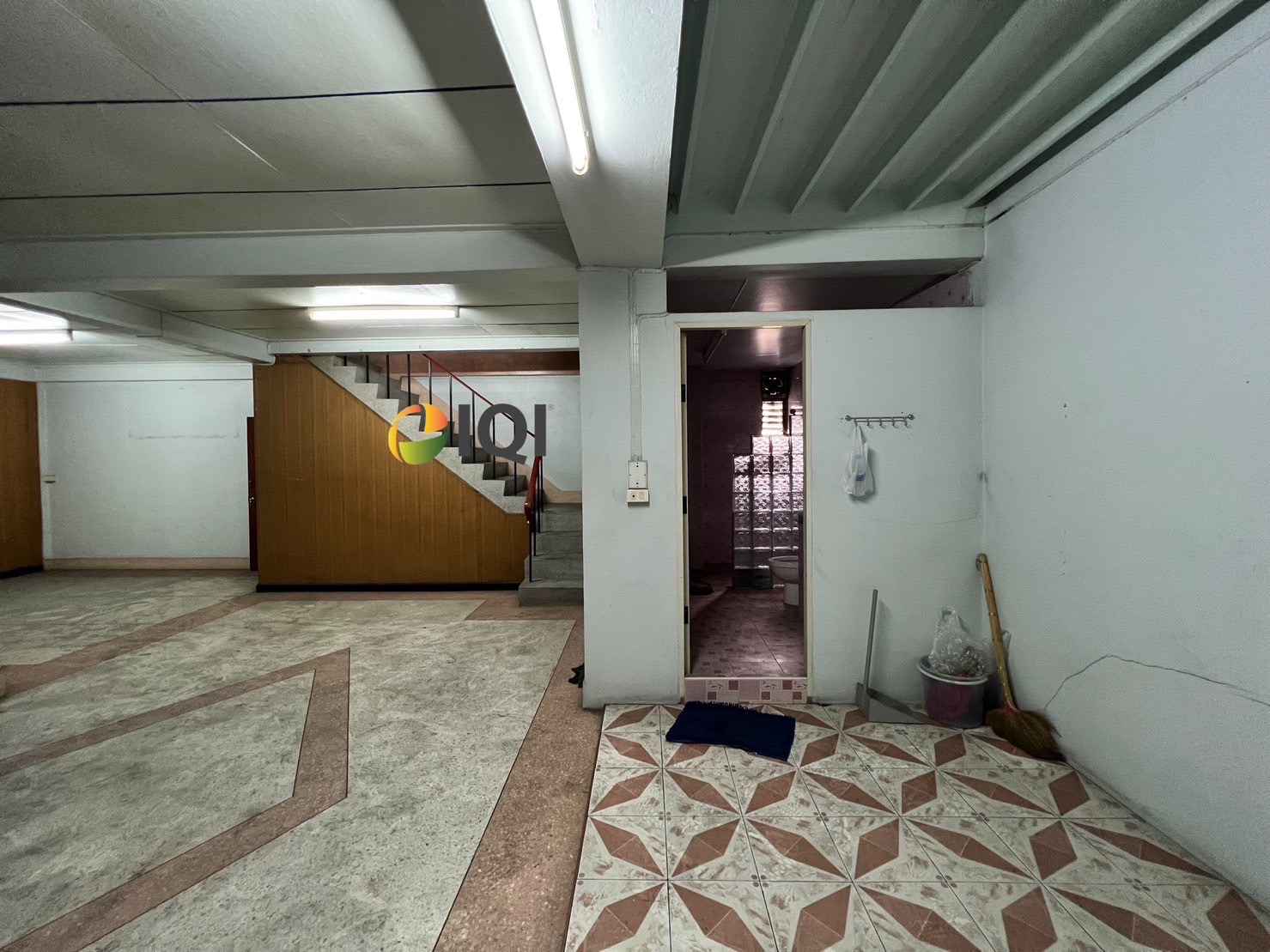 Commercial building for sale, prime location, next to the main road, Sukhumvit Soi 109. image