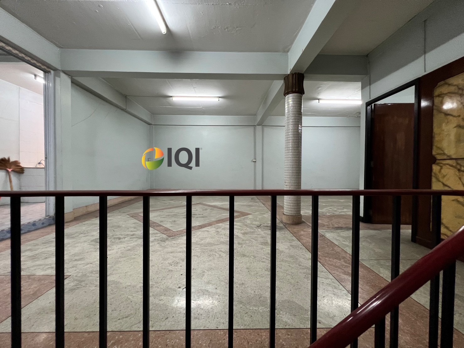 Commercial building for sale, prime location, next to the main road, Sukhumvit Soi 109. image