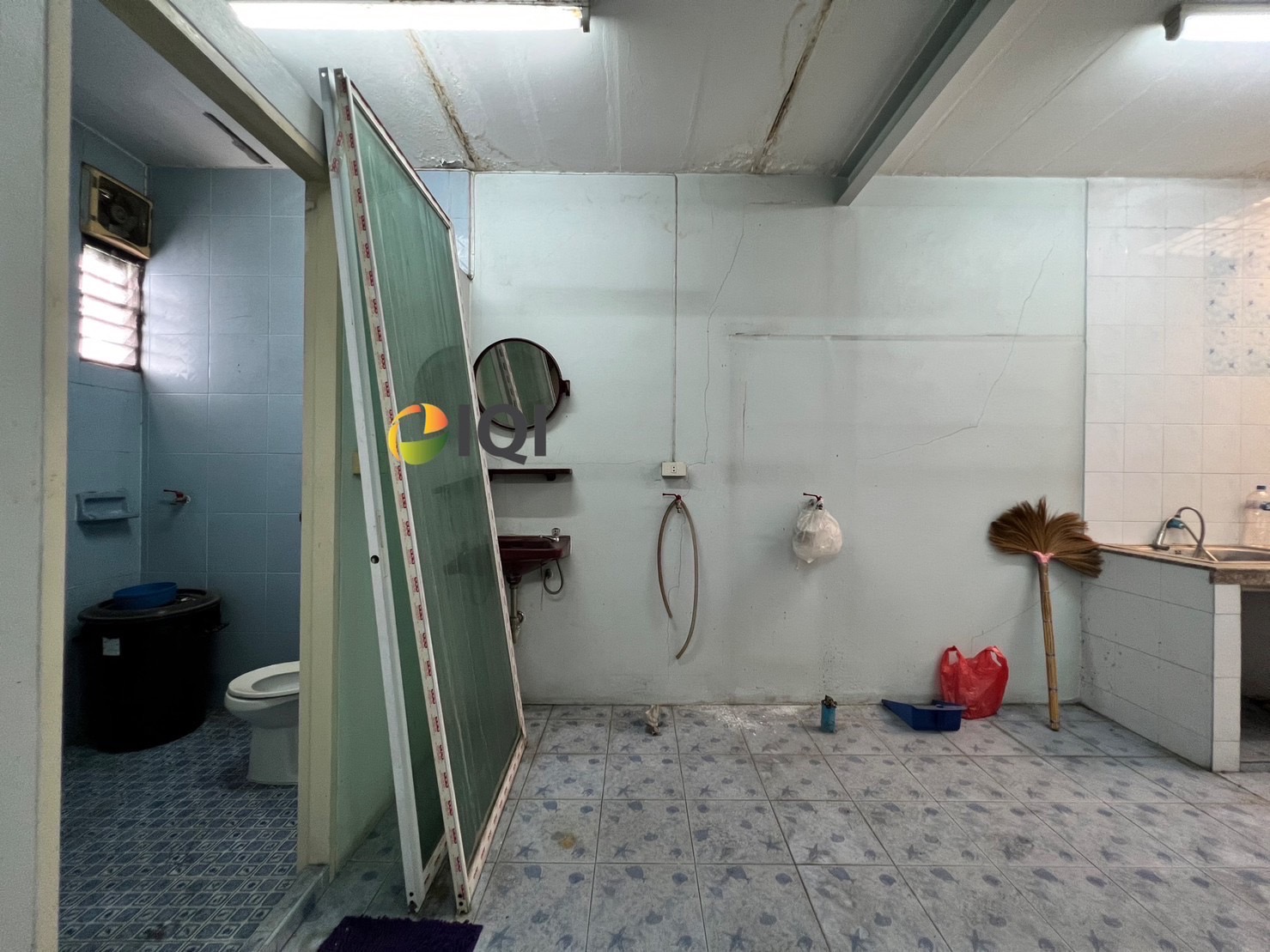 Commercial building for sale, prime location, next to the main road, Sukhumvit Soi 109. image