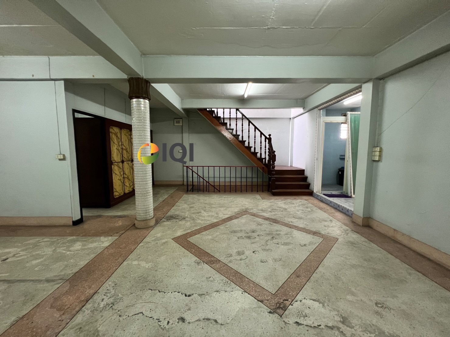 Commercial building for sale, prime location, next to the main road, Sukhumvit Soi 109. image