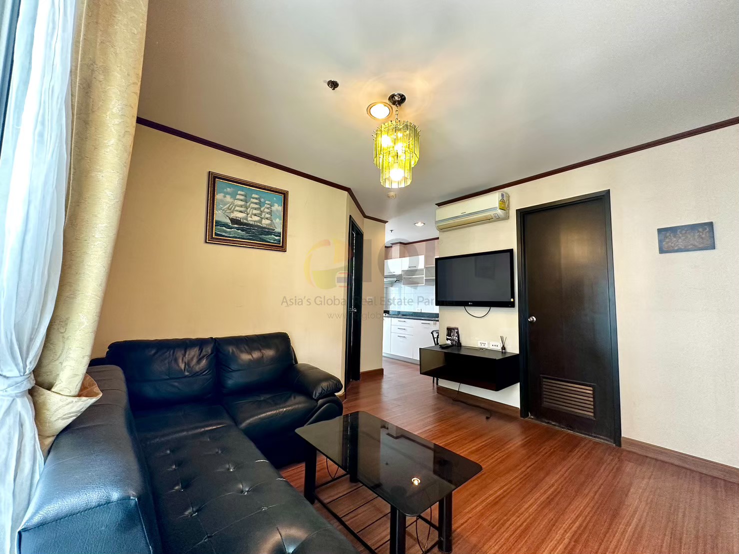 Condo Diamond Ratchada Condo Diamond Ratchada is on the main Ratchada Road, near MRT Huai Khwang. image