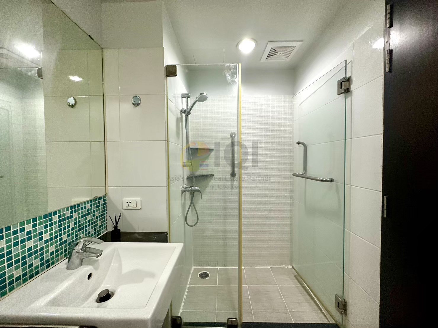 Condo Diamond Ratchada Condo Diamond Ratchada is on the main Ratchada Road, near MRT Huai Khwang. image