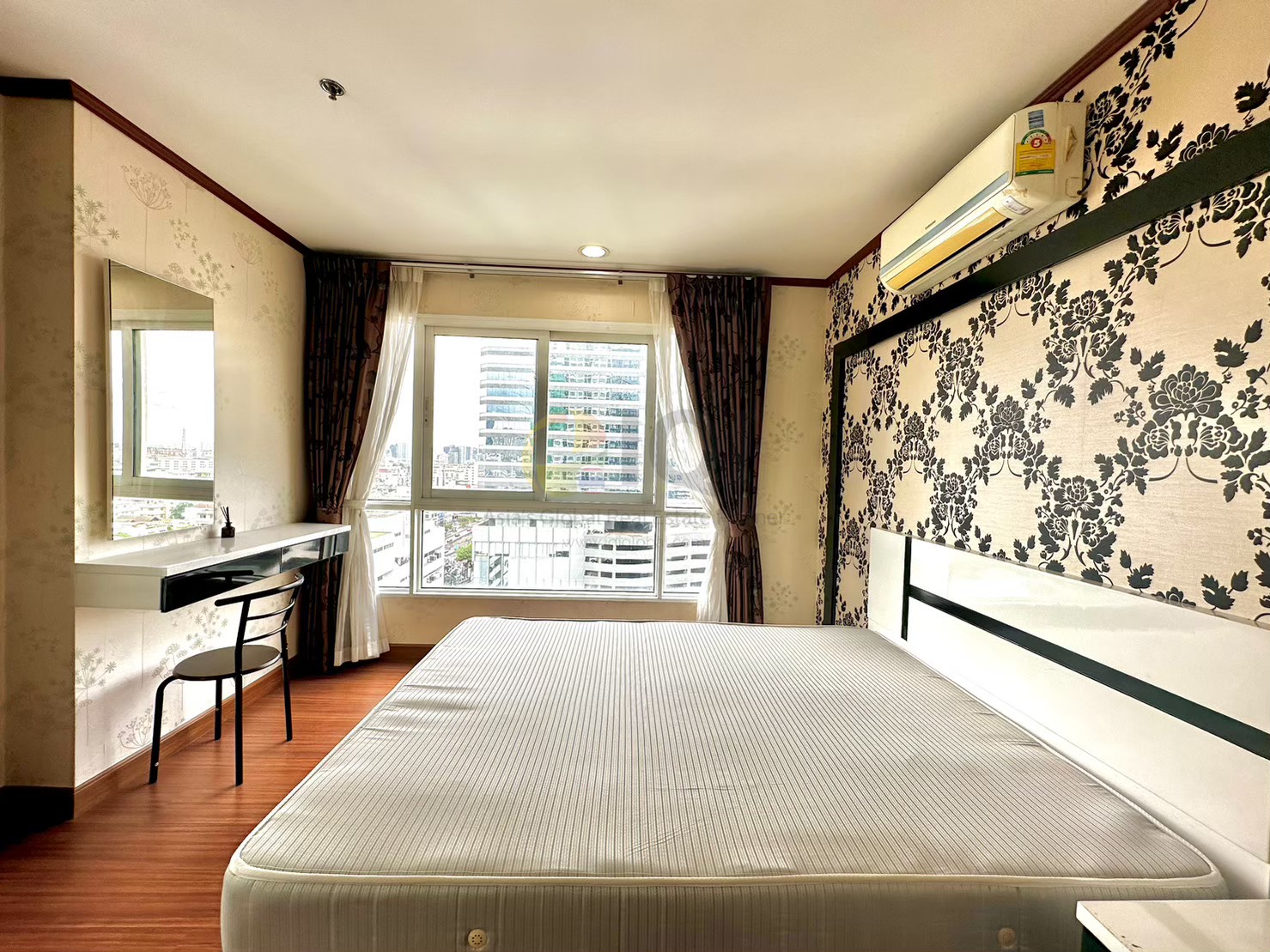 Condo Diamond Ratchada Condo Diamond Ratchada is on the main Ratchada Road, near MRT Huai Khwang. image