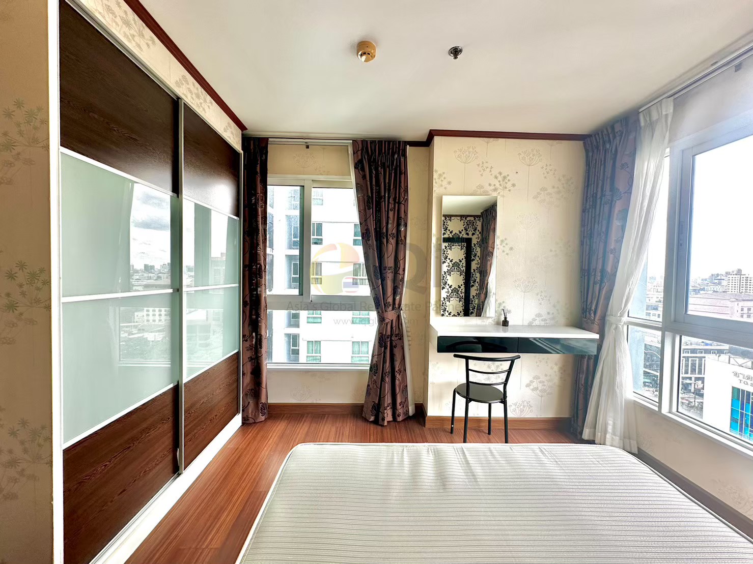 Condo Diamond Ratchada Condo Diamond Ratchada is on the main Ratchada Road, near MRT Huai Khwang. image