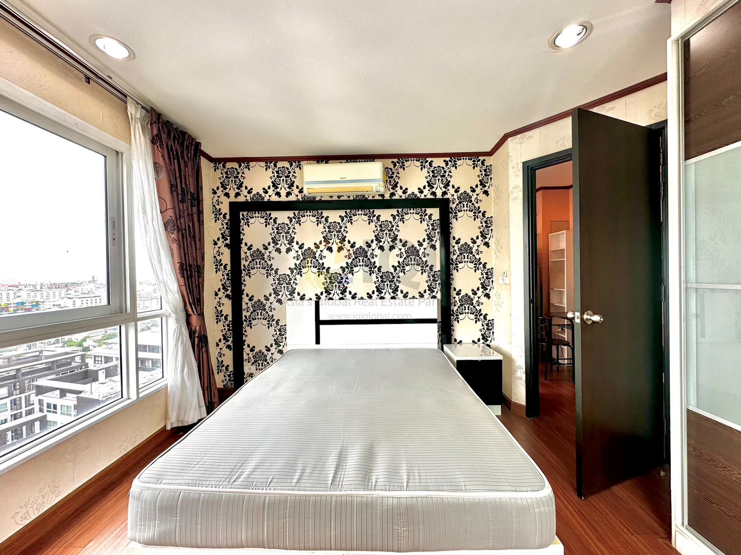 Condo Diamond Ratchada Condo Diamond Ratchada is on the main Ratchada Road, near MRT Huai Khwang. image